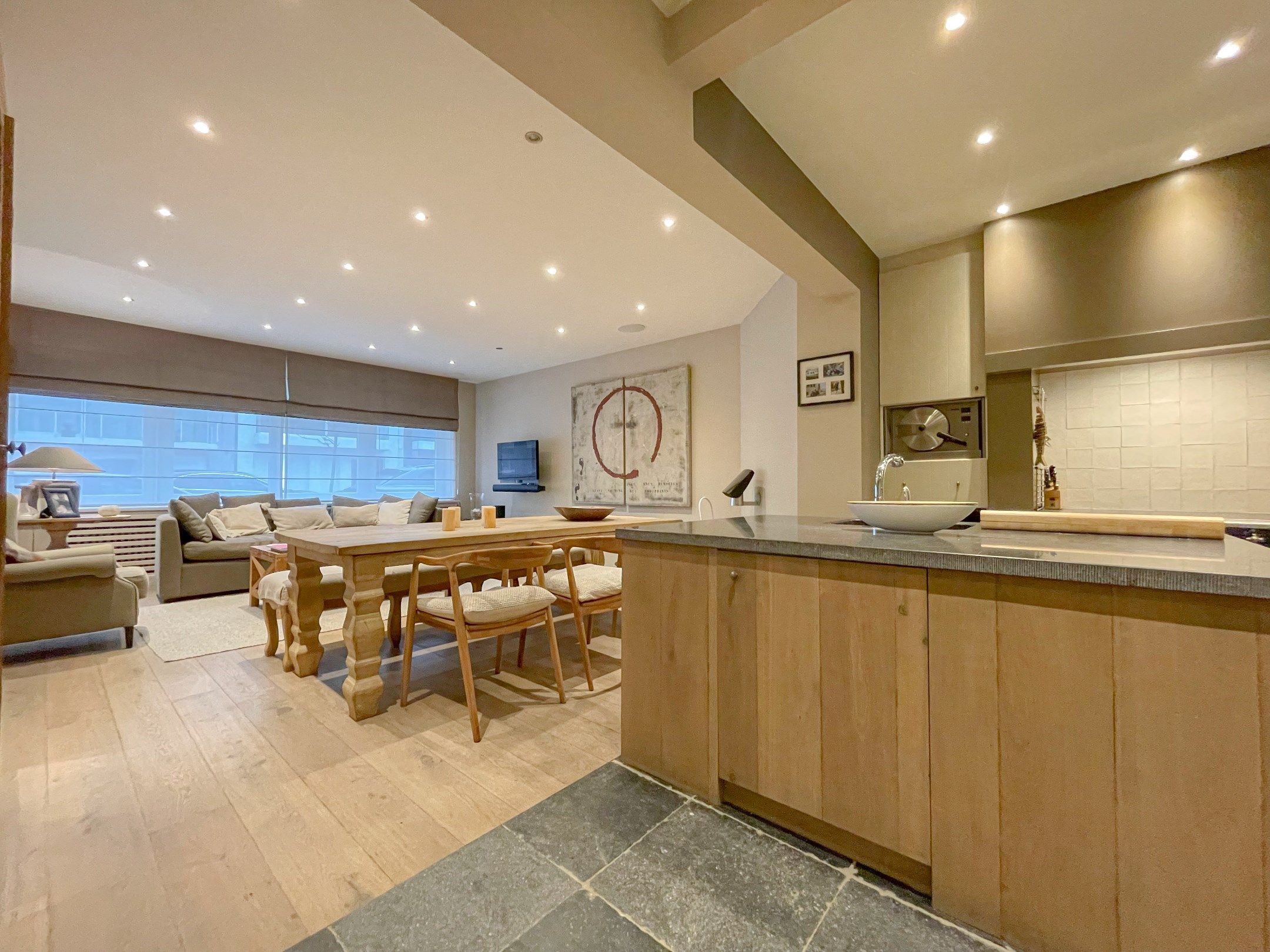 Aangenaam, perfect onderhouden appartement met een ruim terras. foto 3