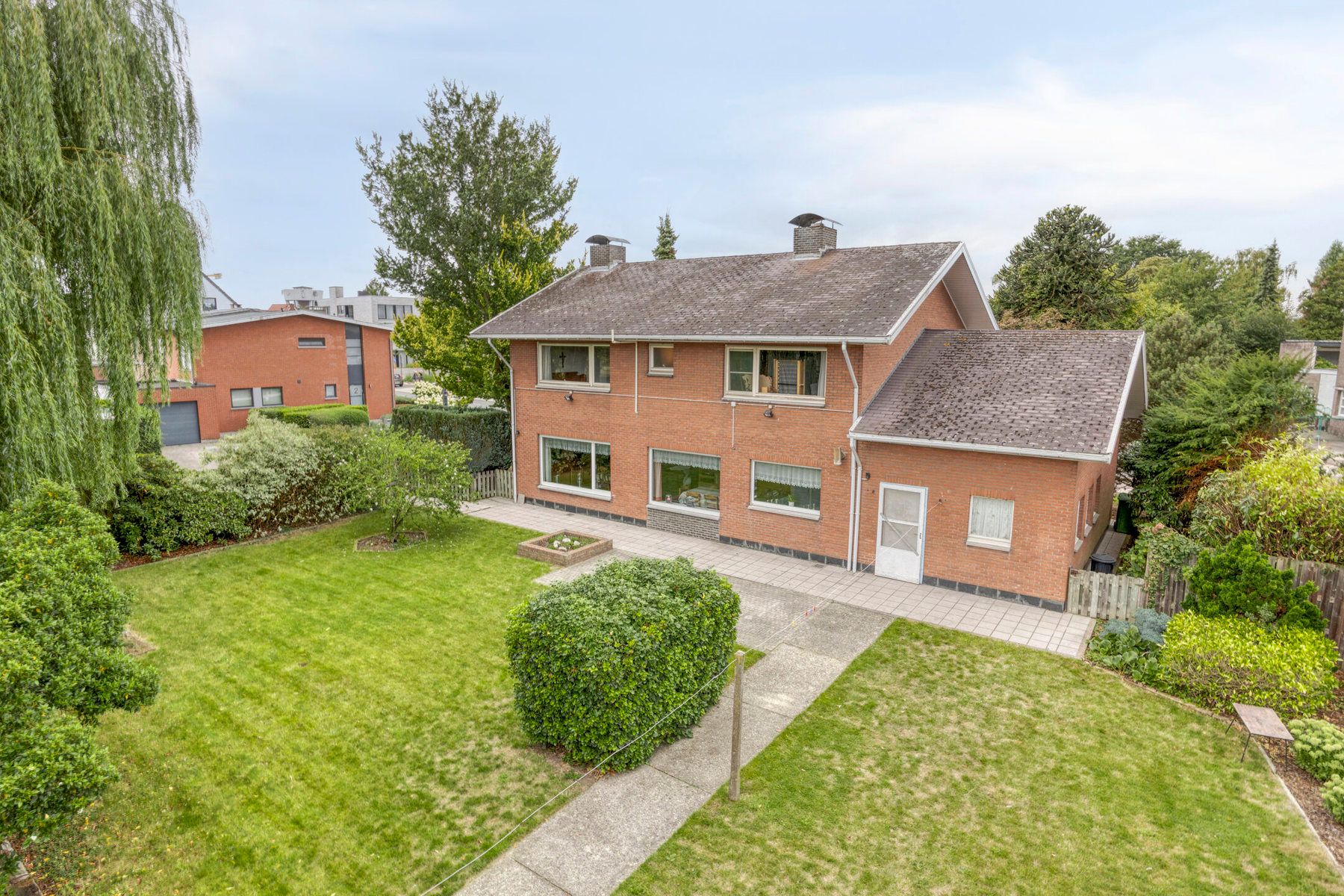 Ruime open bebouwing (250m²) op perceel van 807m². foto 17