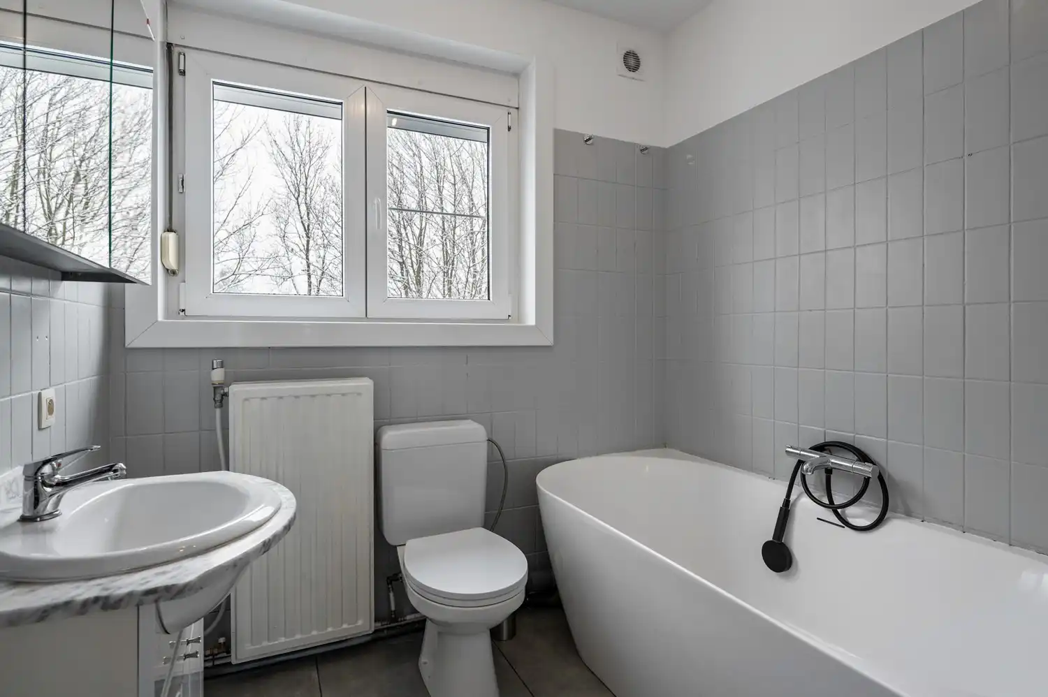 Ruime grotendeels gerenoveerde belétage met 3 slaapkamers, tuin en garage met oprit in Kapellen foto 7