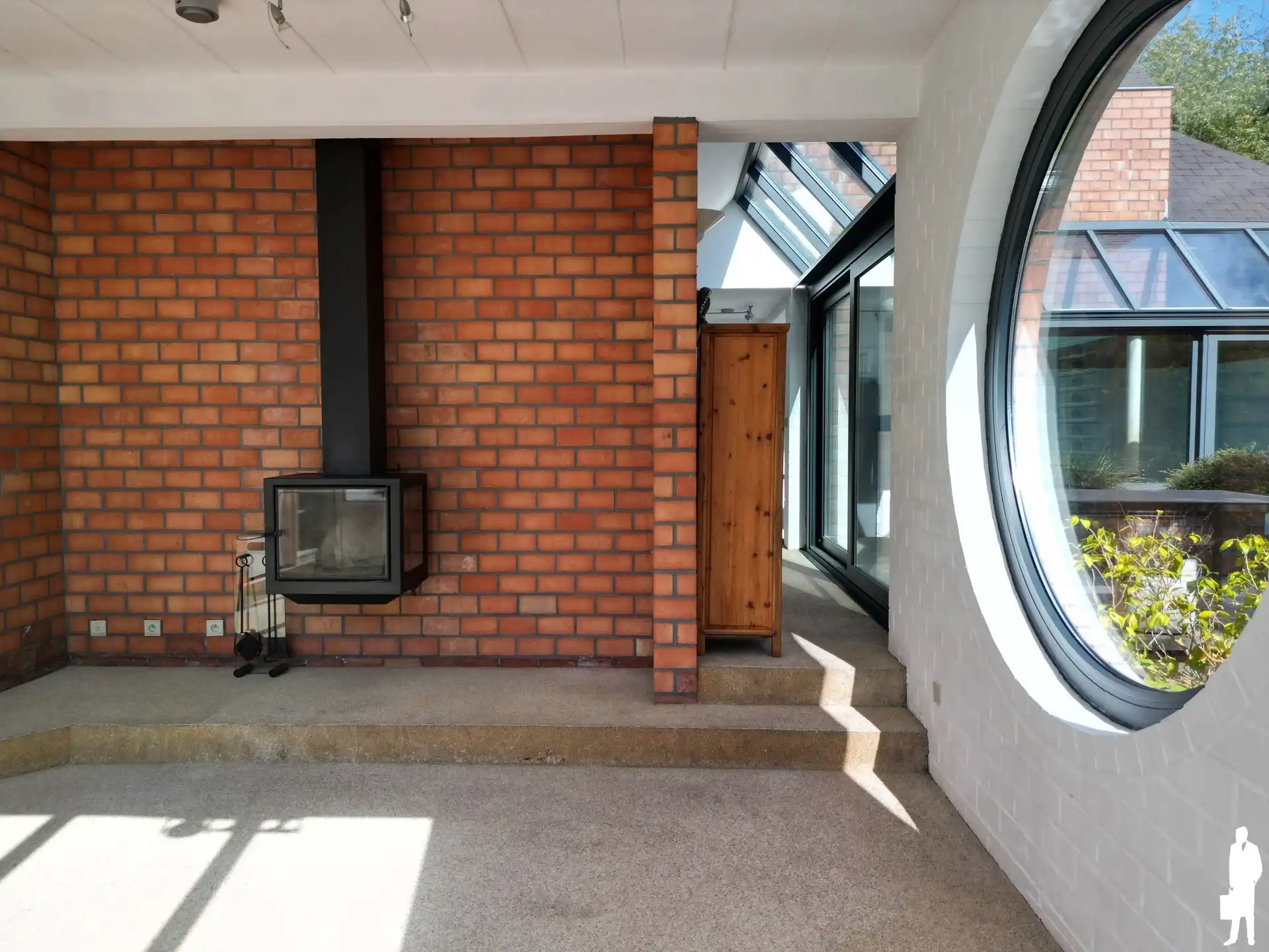 Welgelegen te renoveren villa met 5-7 slpks en 2 badks foto 10