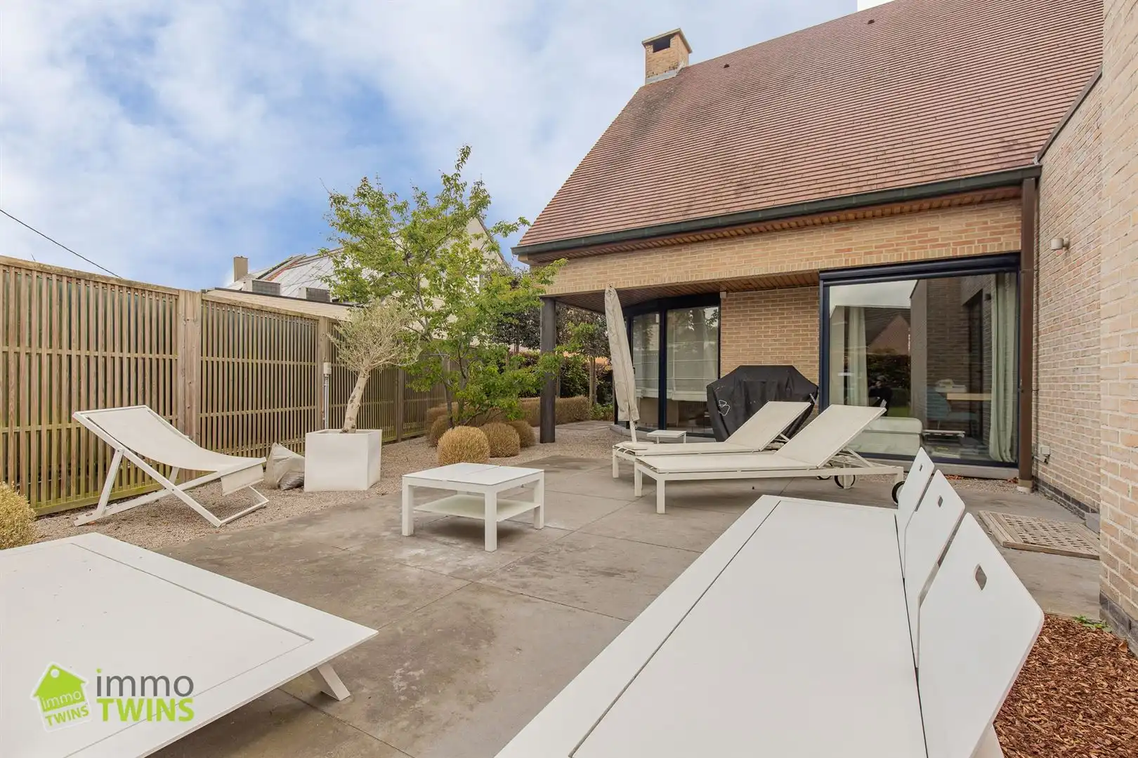 Prachtige instapklare open bebouwing te huur met afgesloten tuin en dubbele garage foto 16