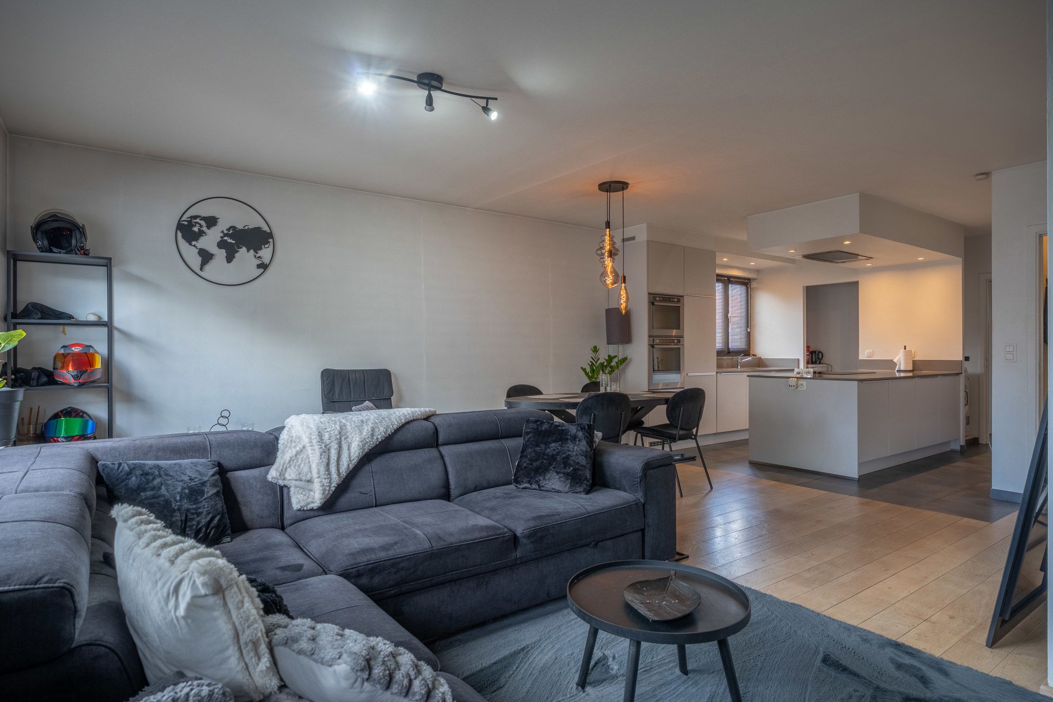 Instapklaar 2 slpk app. op gunstige ligging te Turnhout foto {{pictureIndex}}