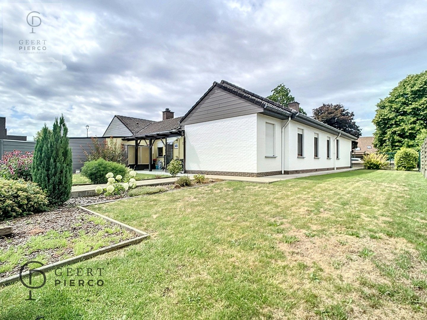 Deze ruime bungalow met vier slaapkamer, garage en tuin is gelegen aan de stadsrand van Landen. foto 21