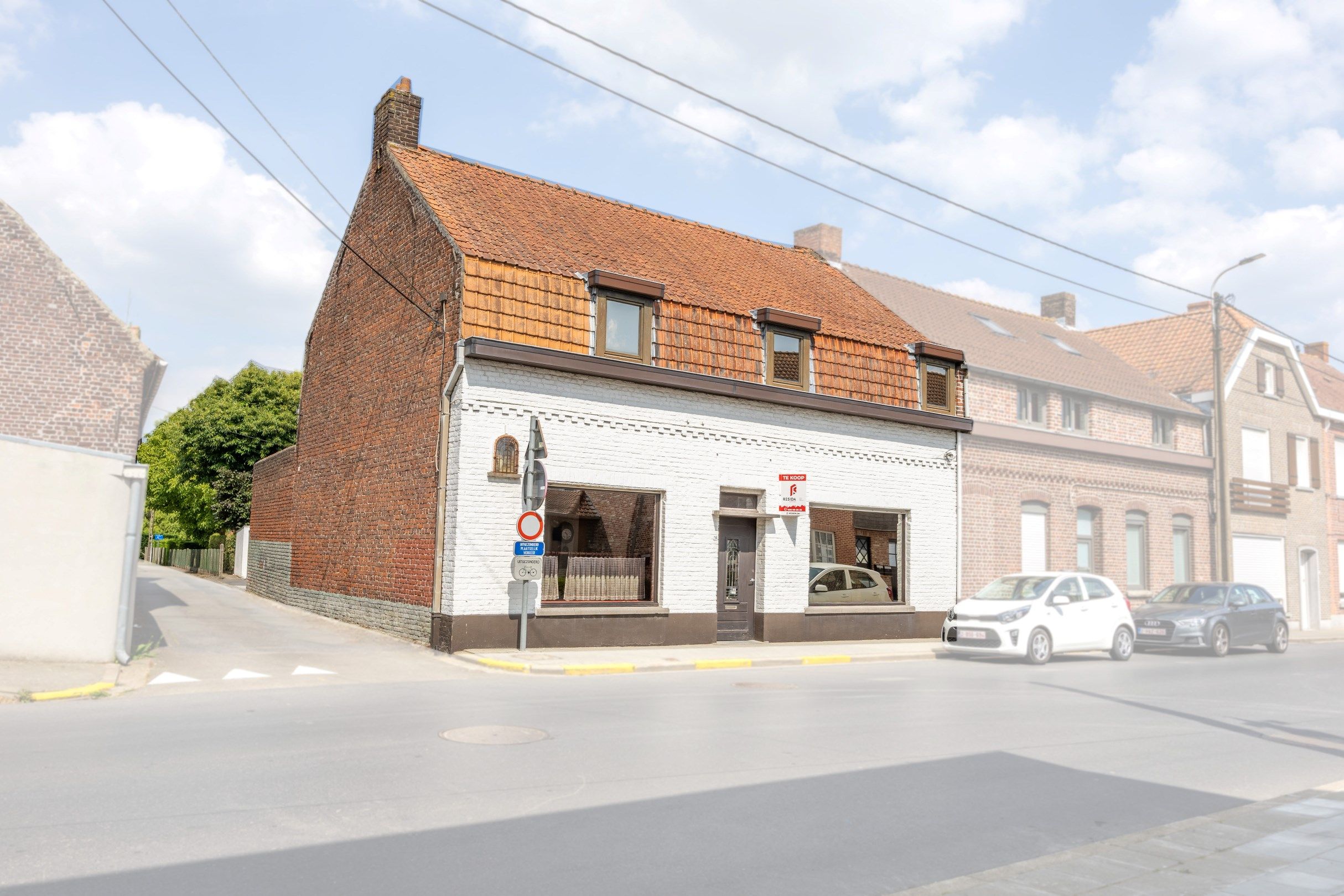Hoofdfoto van de publicatie: TE RENOVEREN WONING OP RUIM PERCEEL 