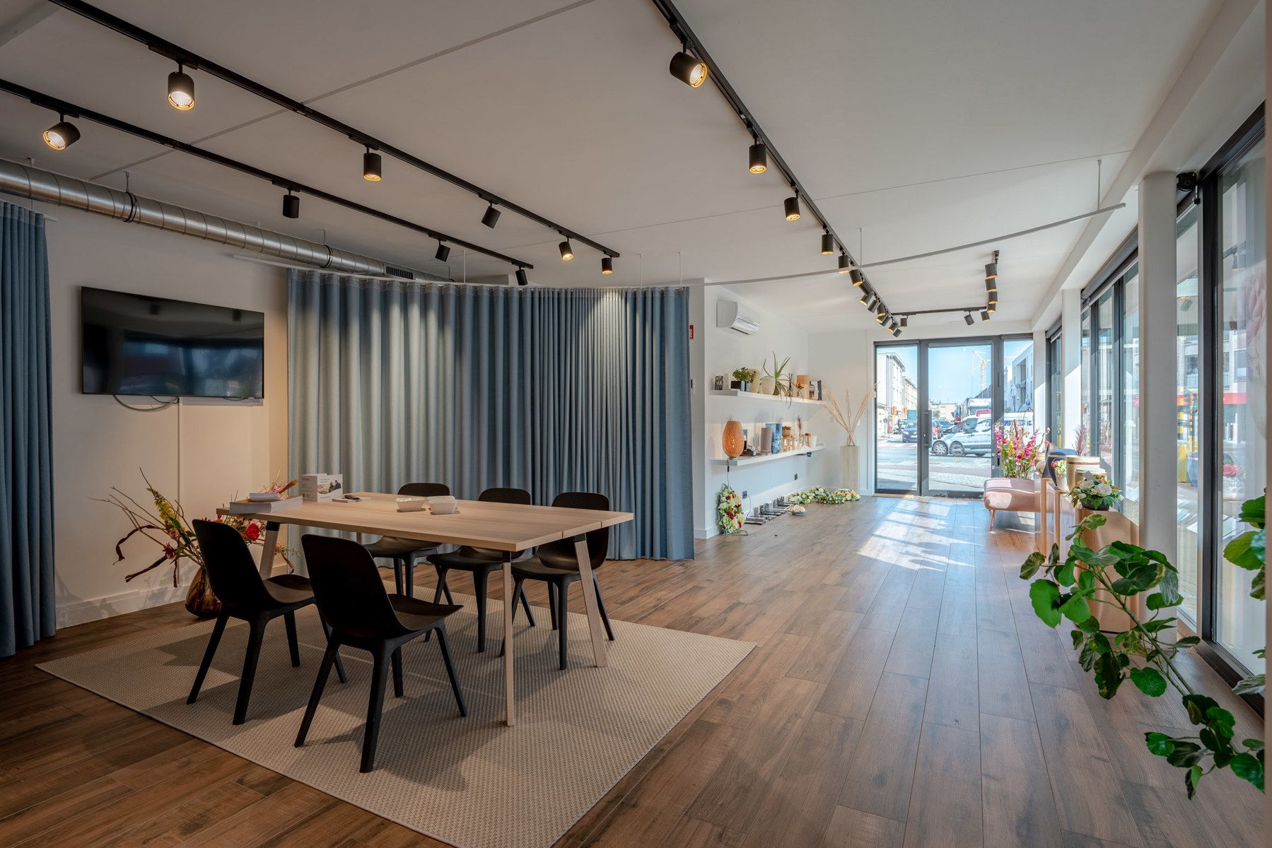 Handelsgelijkvloers (80m²) in het centrum van Stabroek met inpandige garage!  foto 6