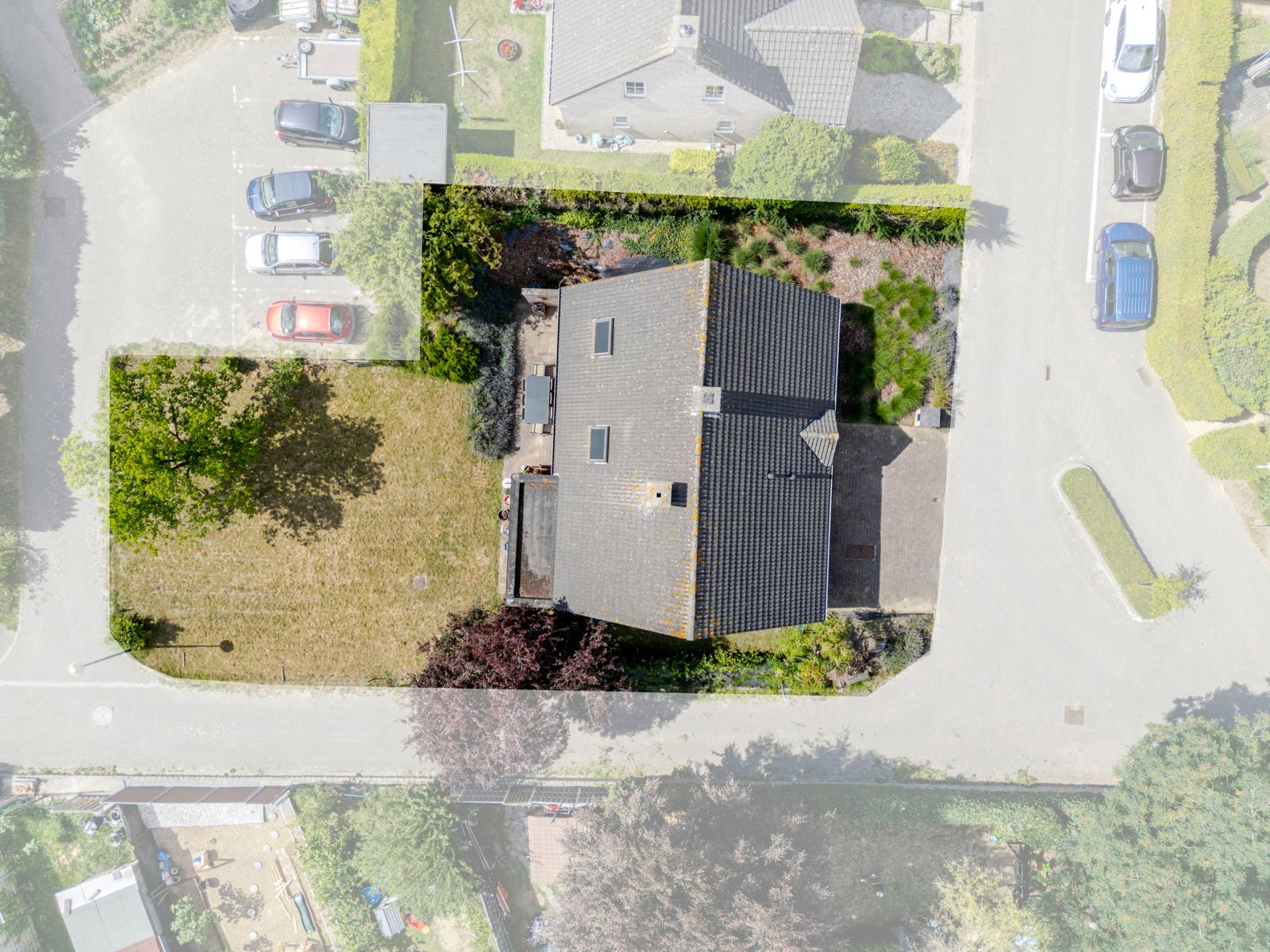 Vrijstaande gezinswoning met 3 slaapkamers, garage en tuin foto 2