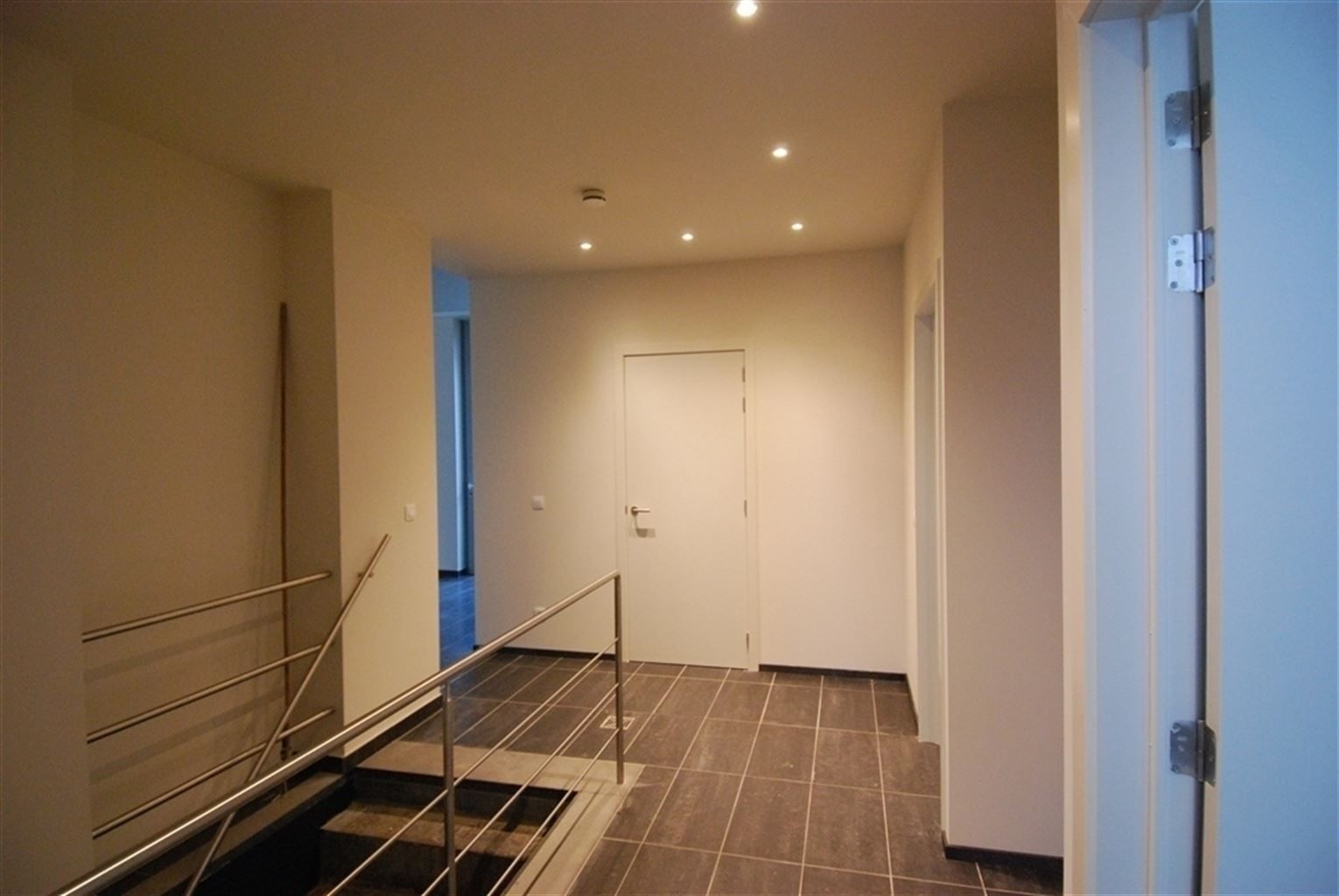 Gelijkvloers appartement met 2 slaapkamers en binnenkoer, gelegen in het centrum van Maaseik, vlak aan de markt. foto 14