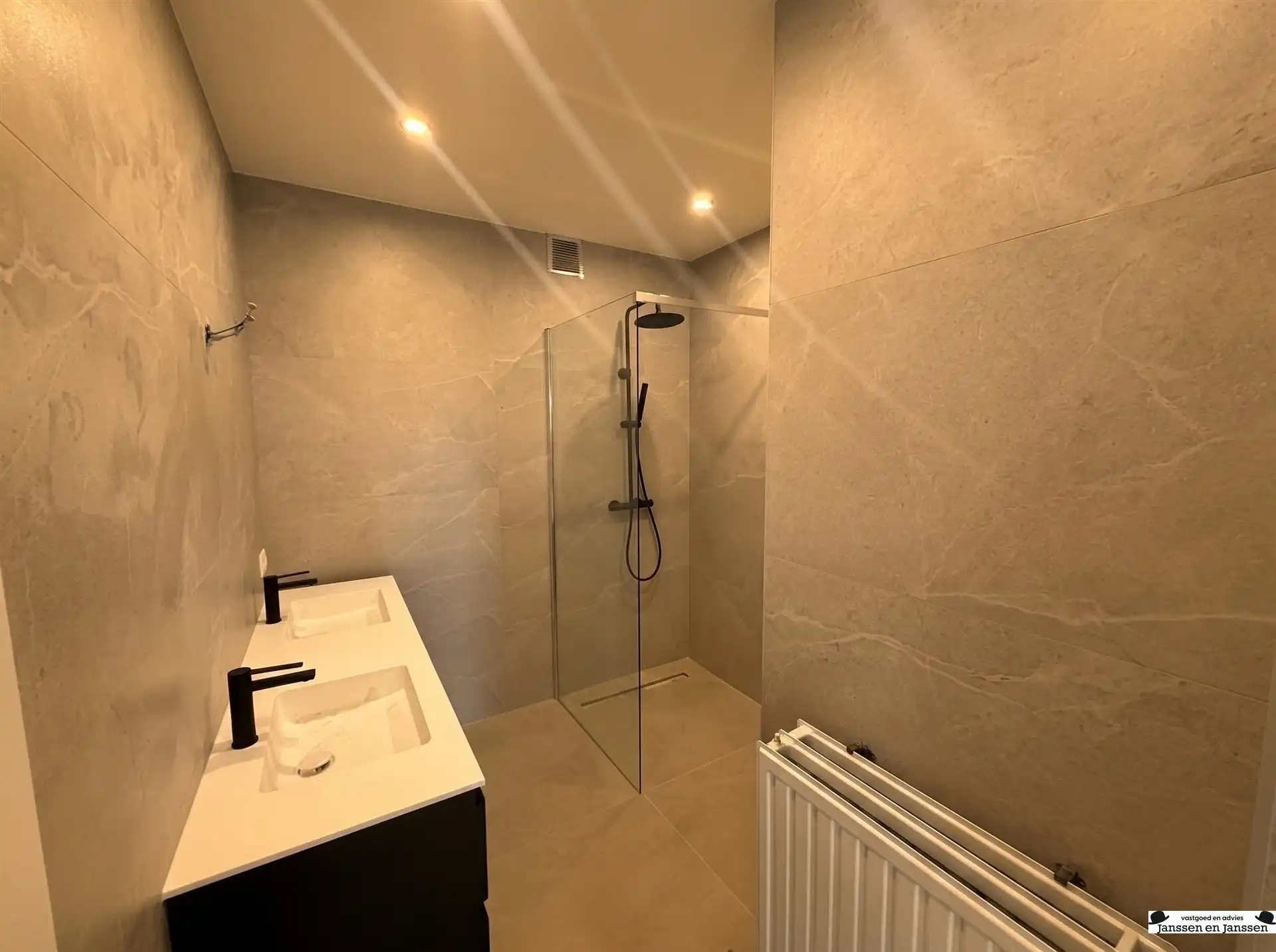 Instapklaar 2-slaapkamerappartement foto 5