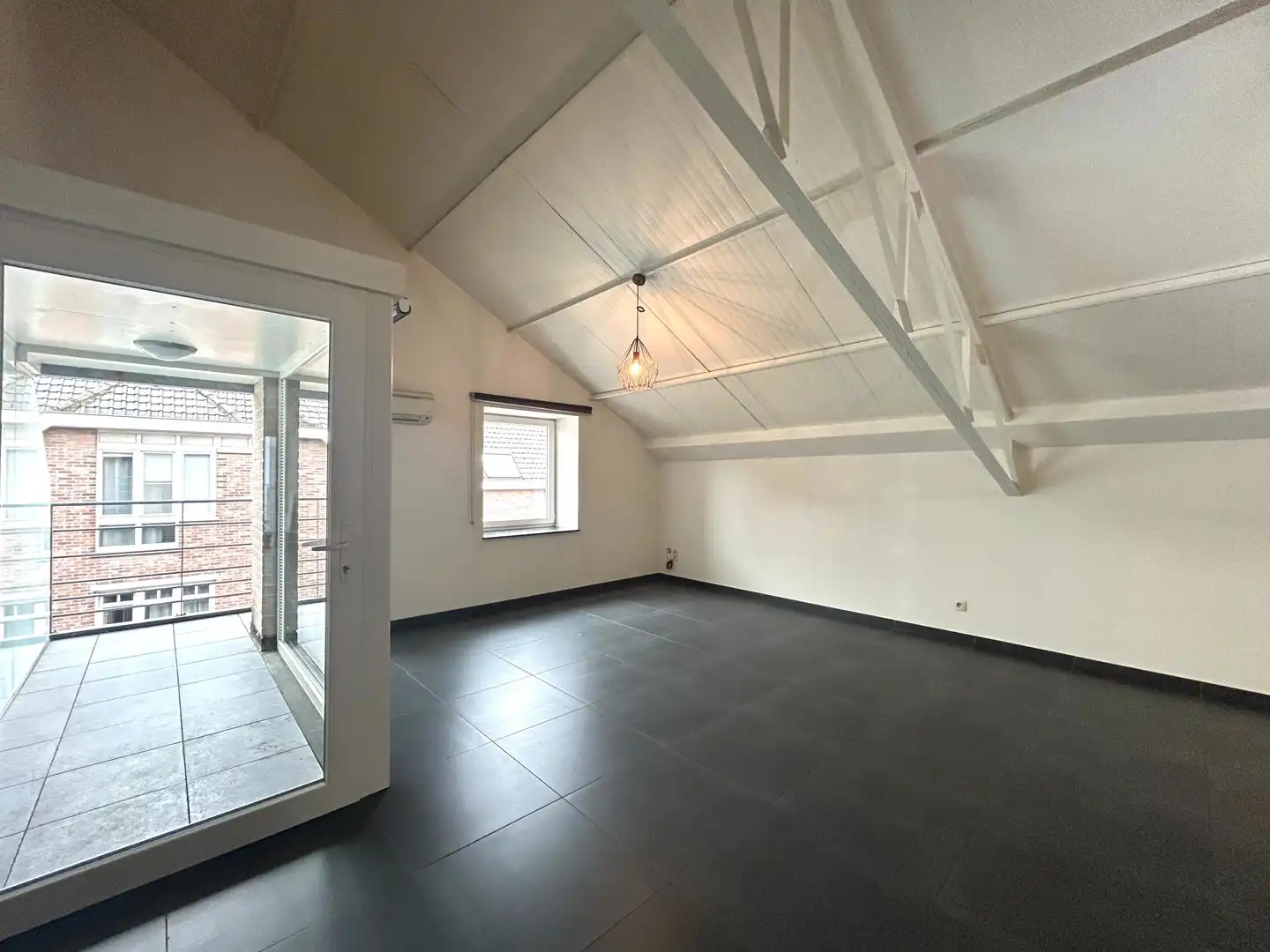 Instapklaar appartement nabij centrum Oostrozebeke! foto 4