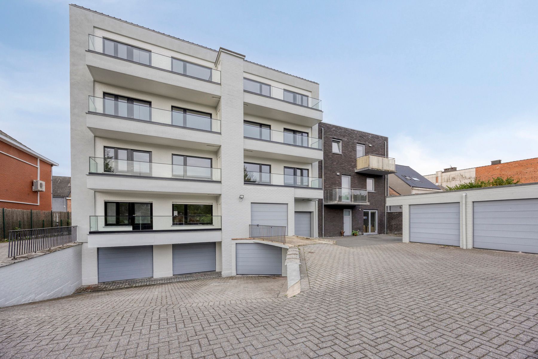 Luxueus gerenoveerd appartement met twee kamers en garage foto 22