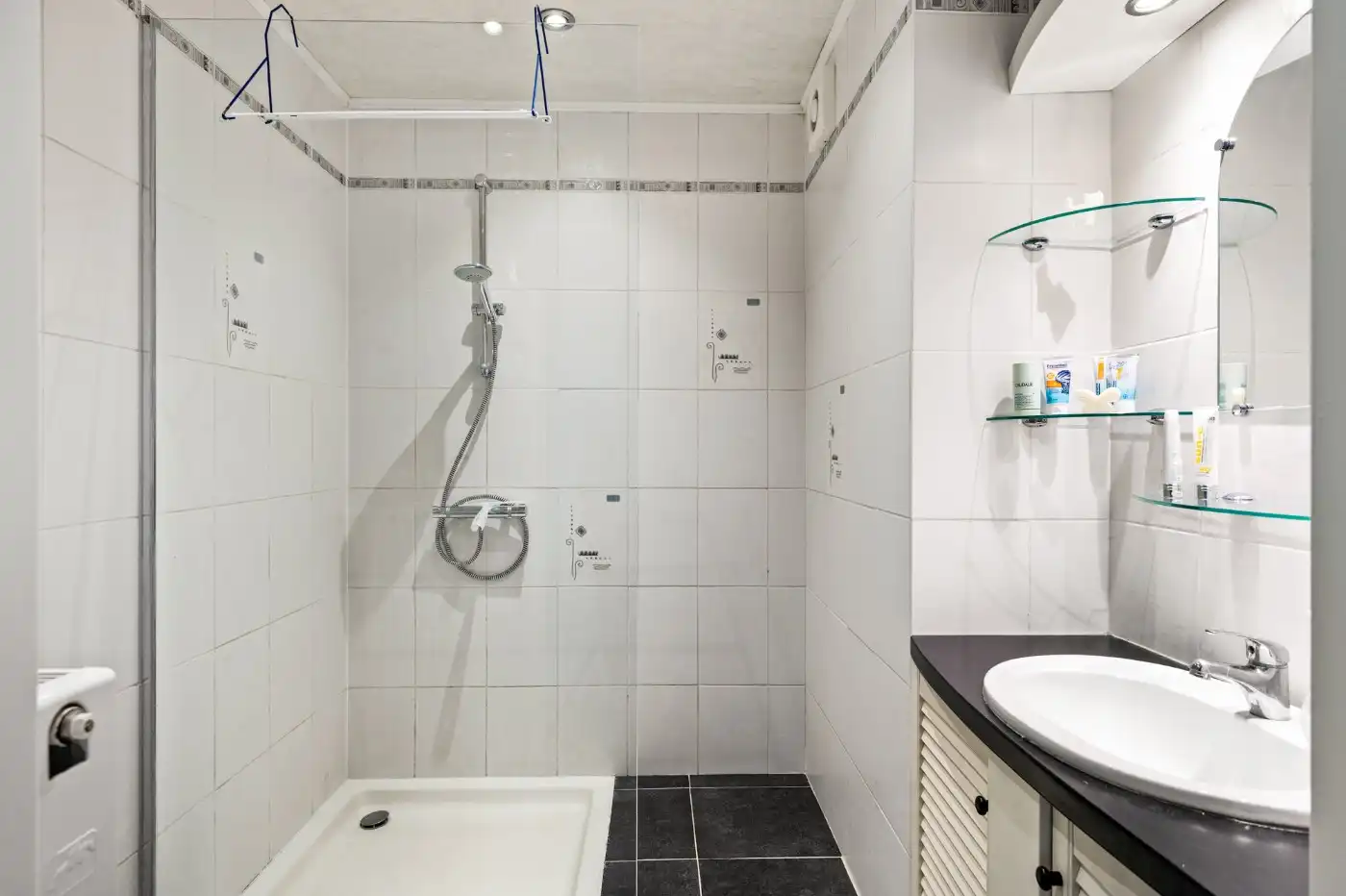 Keurig gelijkvloers appt. met 2 slpk., terras, voortuintje en garagebox foto 10