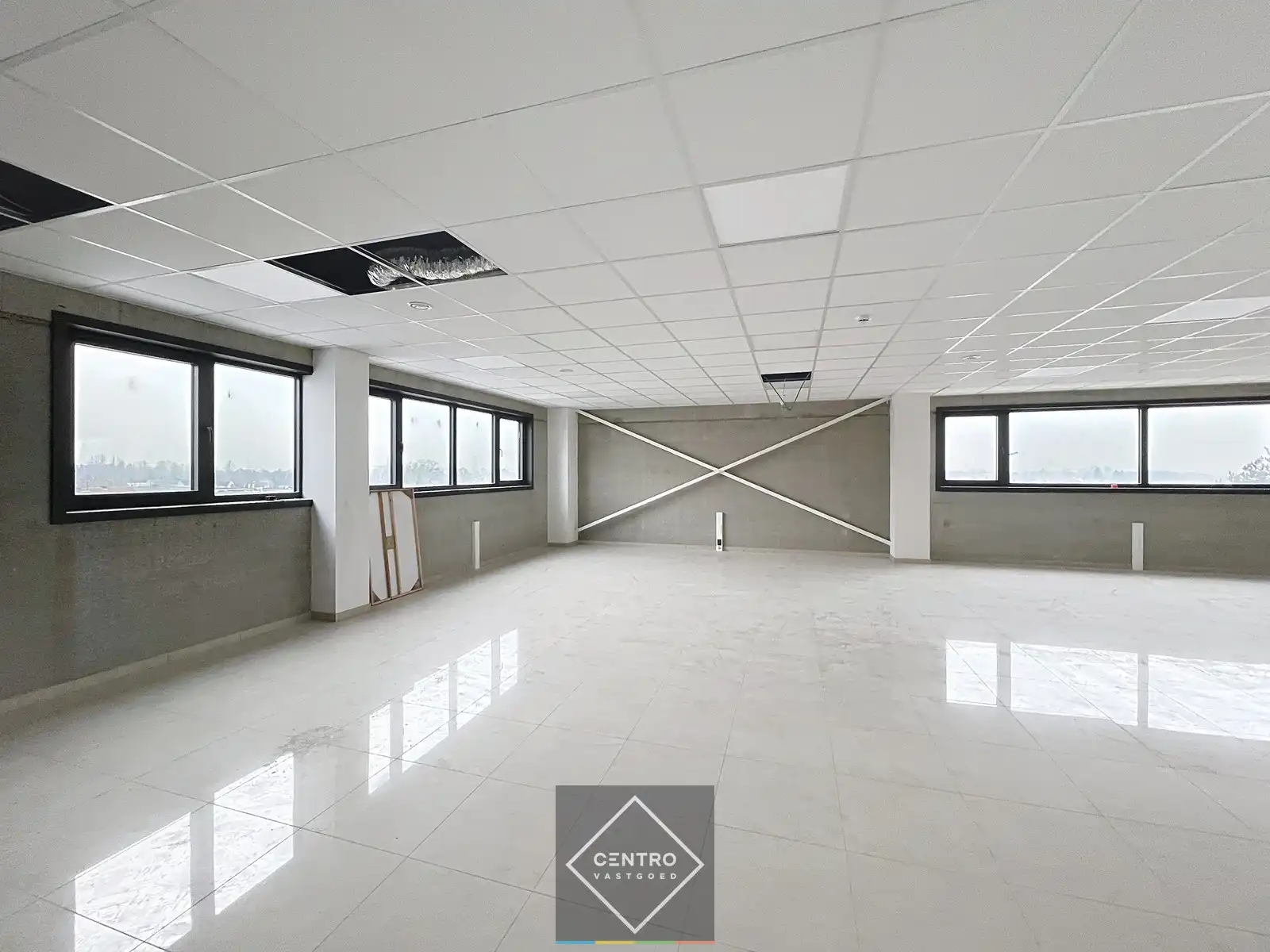 Laatste ENERGIEZUINIGE kantoorruimte (± 210 m²) TE HUUR op zichtlocatie te Vichte. Laadpalen, warmtepompen etc. foto 5