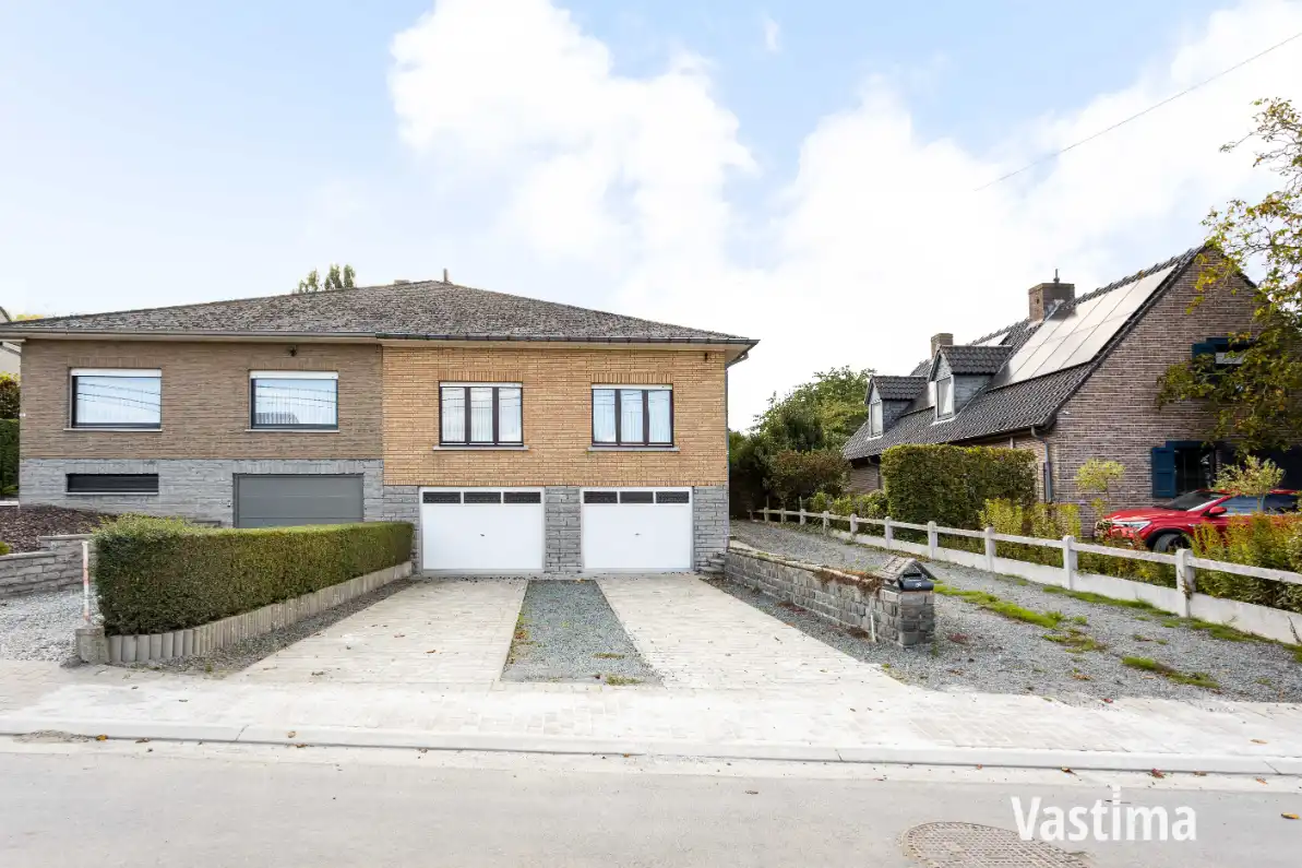 Rustig gelegen halfopen woning met dubbele garage en veel potentieel foto 26
