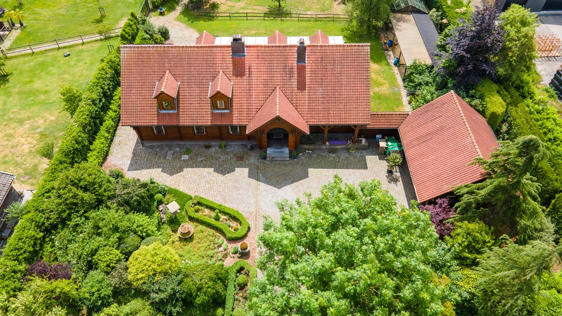 Ruime villa met mooie tuin foto 32