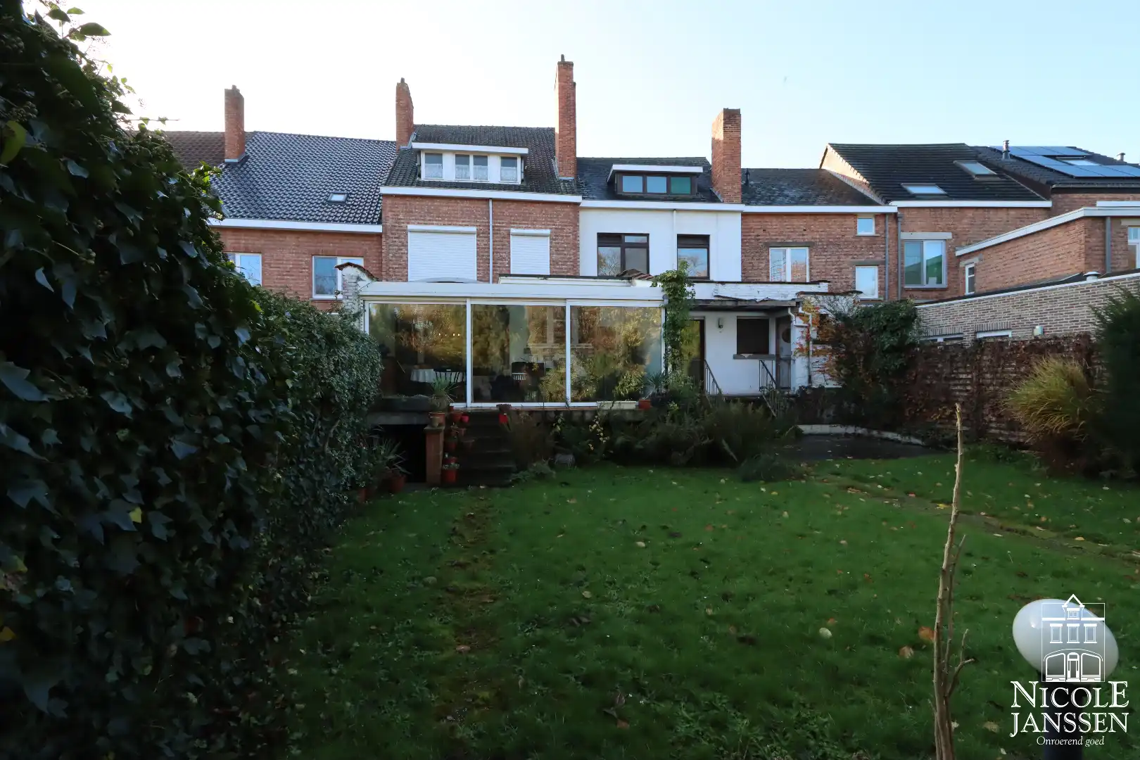 Op te frissen stadswoning met zes slaapkamers en gezellige stadstuin foto 2