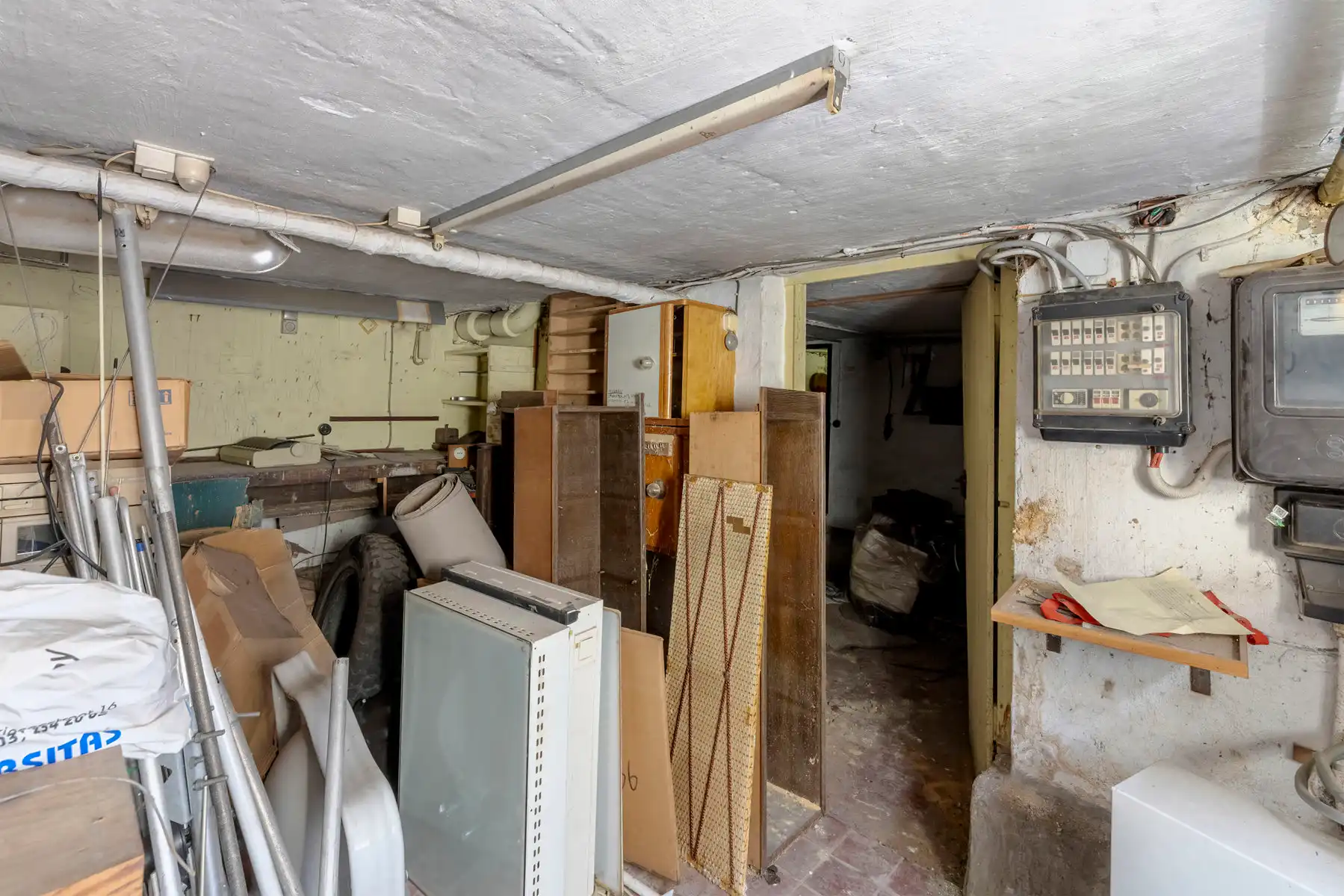 Te renoveren appartement met ruim magazijn/garage foto 9