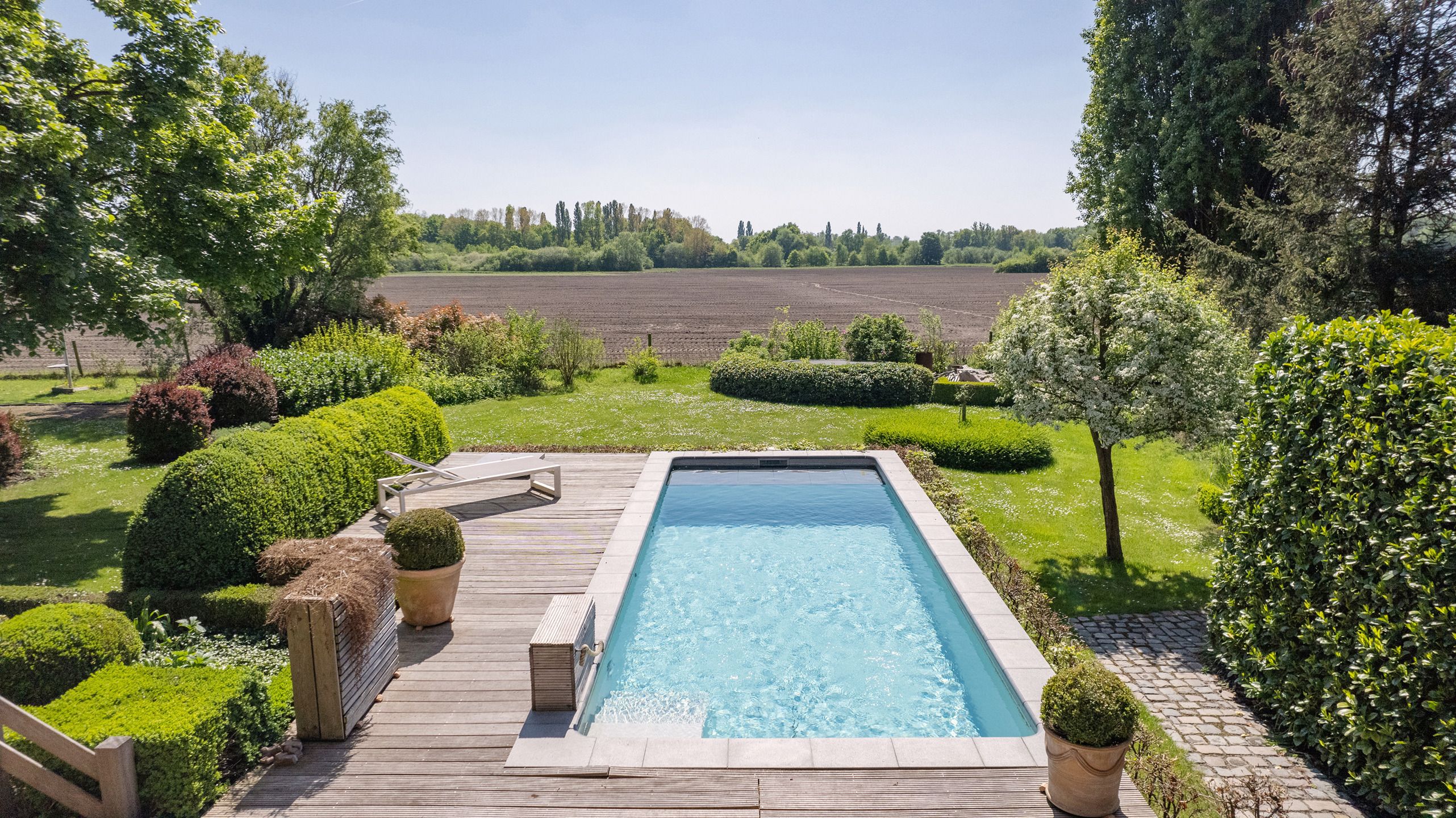 Uitzonderlijke hoeve met apart praktijkgedeelte, zwembad en prachtig zicht op weiland op 2.642m² foto 5
