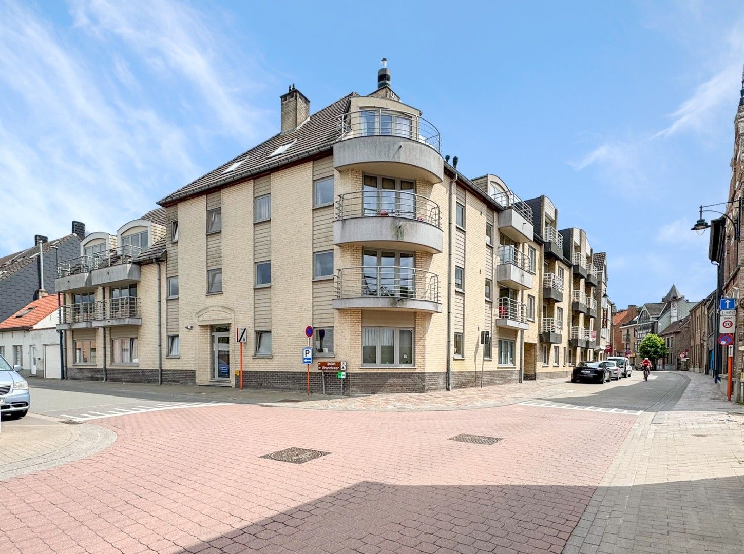 Instapklaar 2 slp appartement vlakbij centrum en park! foto {{pictureIndex}}