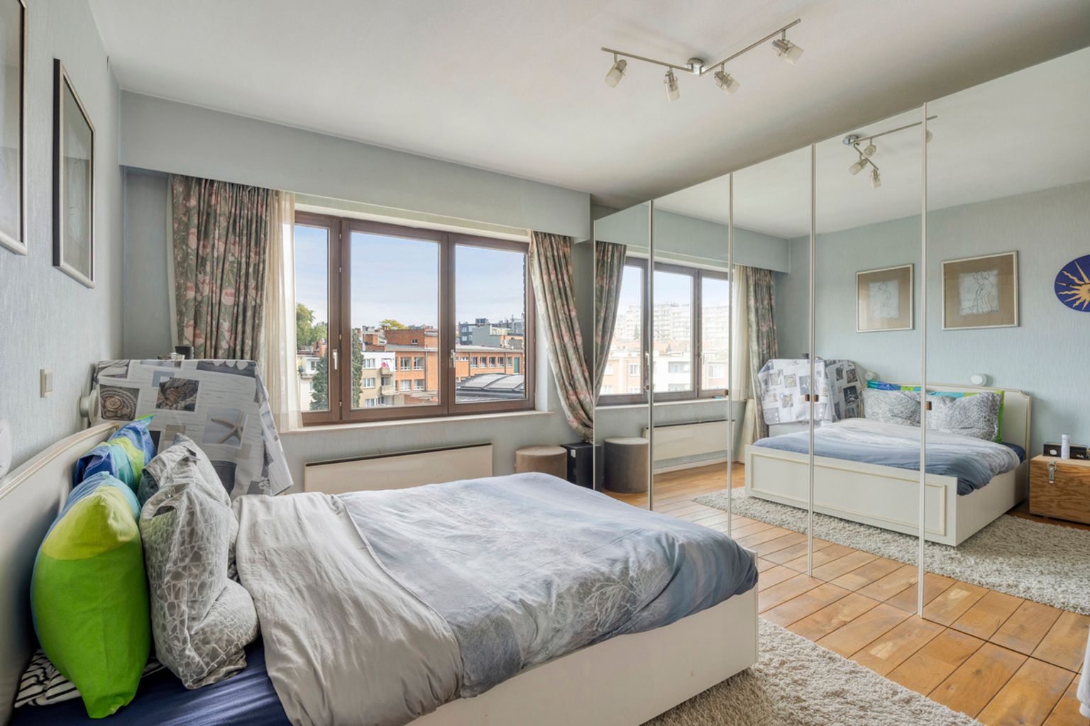 Ruim 3-slaapkamerappartement met garage  foto 13