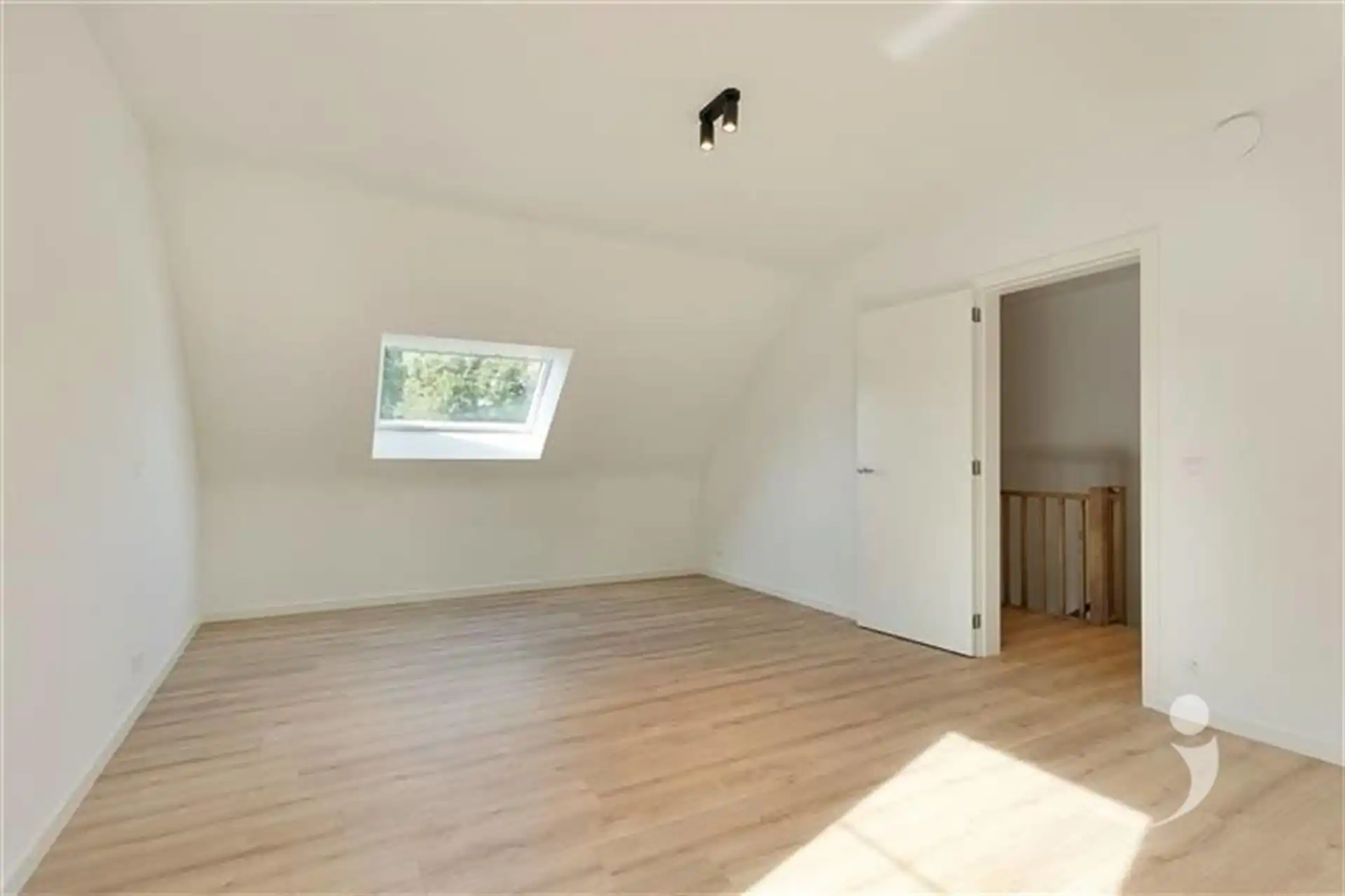 Moderne, halfopen BEN woning in groene, rustige omgeving foto 17