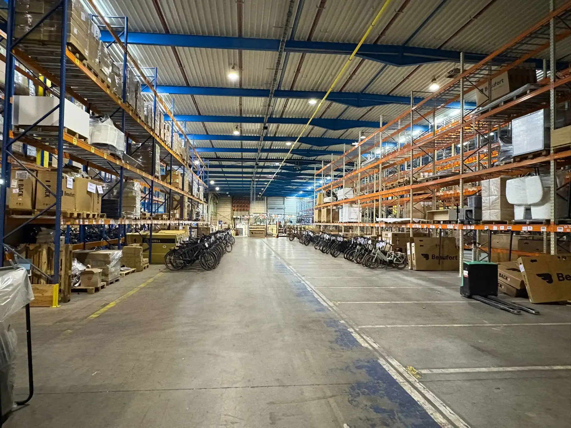 Hoge magazijnruimte van 5.400m² met hoogtes van  ca. 9m en ca. 14m foto 8