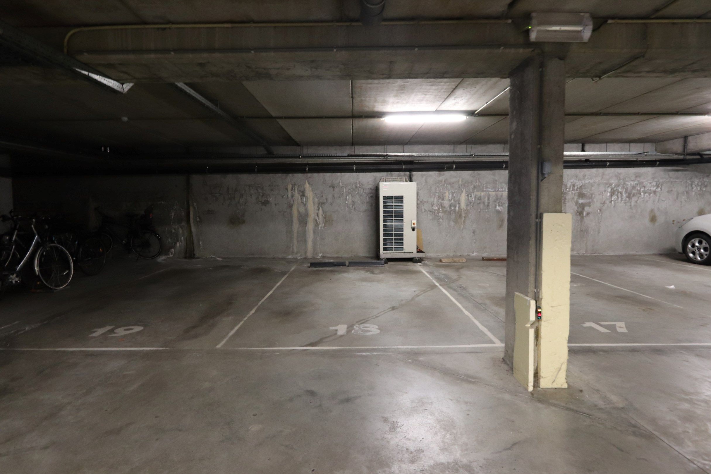 ONDERGRONDSE STAANPLAATS IN CENTRUM ZWEVEGEM! foto 2