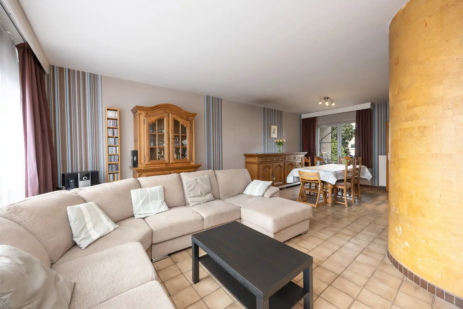 Gezellige halfopen bel-étage met oprit en zonnige tuin in Hoevenen! foto 3