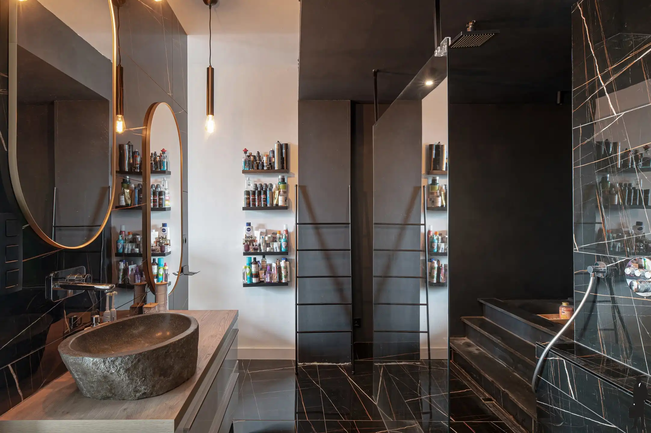 Gerenoveerd 2 slaapkamer appartement met loft-feeling, panoramisch uitzicht en vlakbij de stad!&nbsp; foto 10