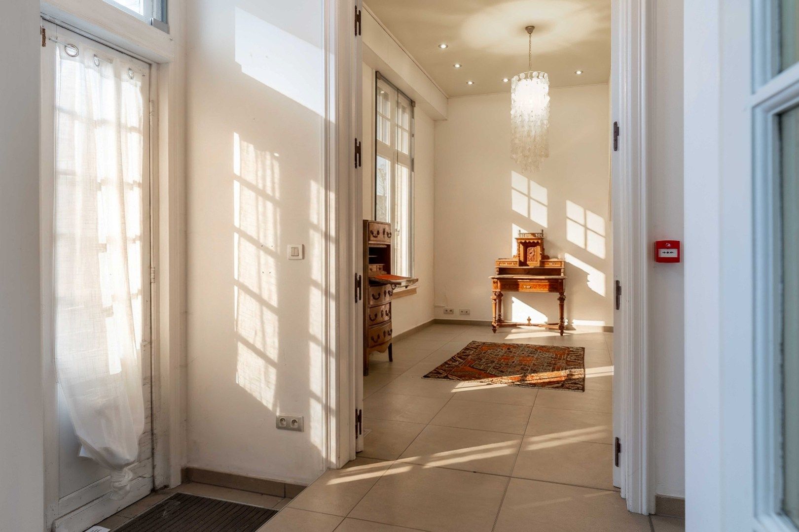 Iconisch neo-gotisch pand met uniek zicht op de Ezelpoort en het Stil Ende foto 4