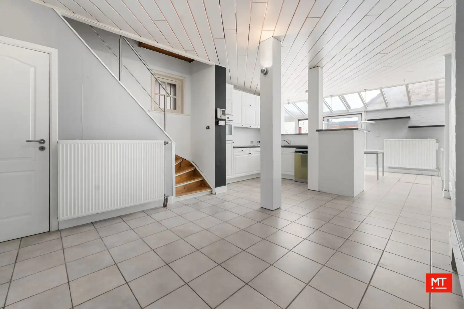 Hoofdfoto van de publicatie: Bijzonder ruime woning met opslagruimte, dubbele garage en uitweg in centrum Langemark