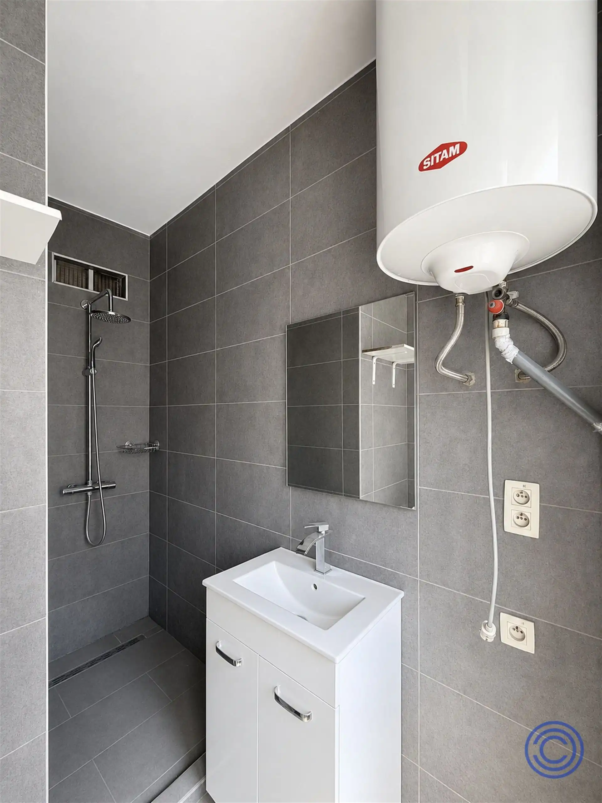 Licht op te frissen 1-slpk appartement in centrum Antwerpen! foto 3