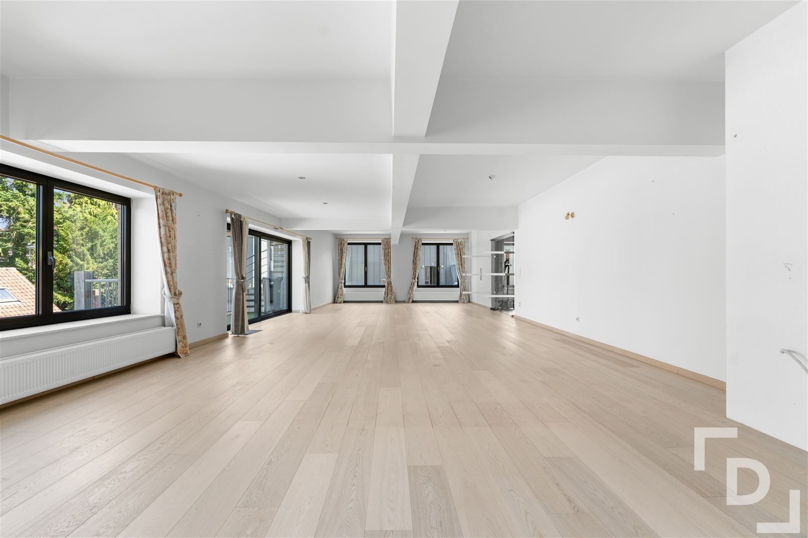 Appartement van 300m² met garage op toplocatie in Ieper foto 3