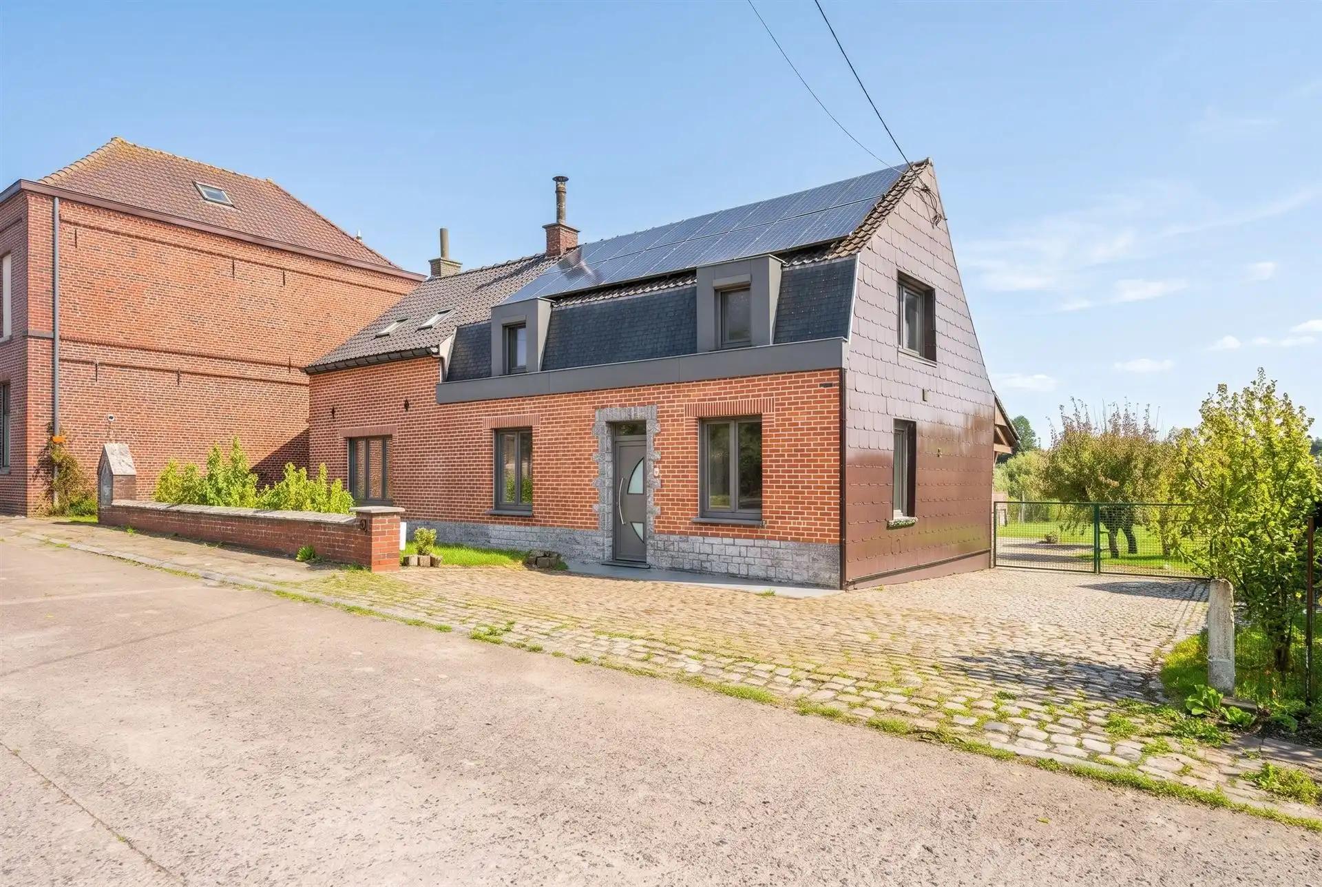 Charmante woning met 3 slk, garage en tuin in Mourcourt! foto {{pictureIndex}}