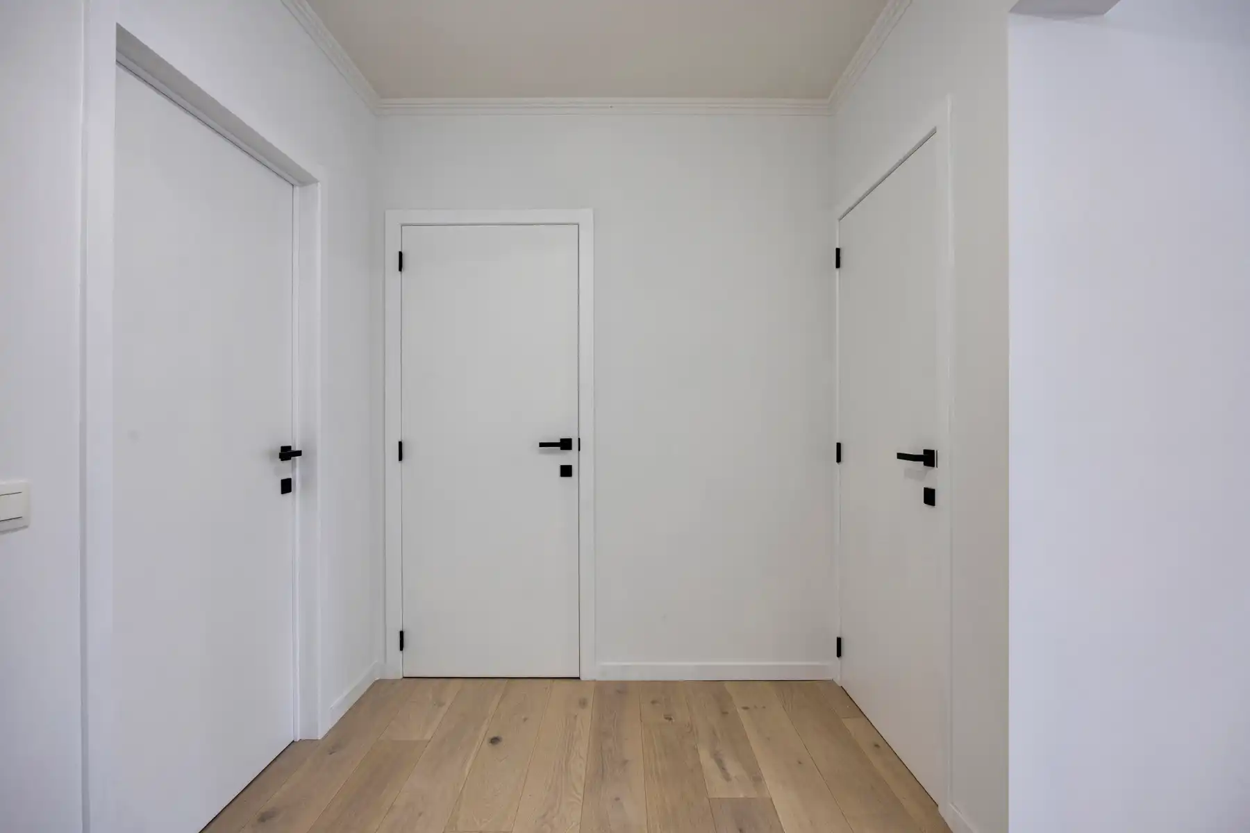 Luxueus gerenoveerd appartement met twee kamers en garage foto 11