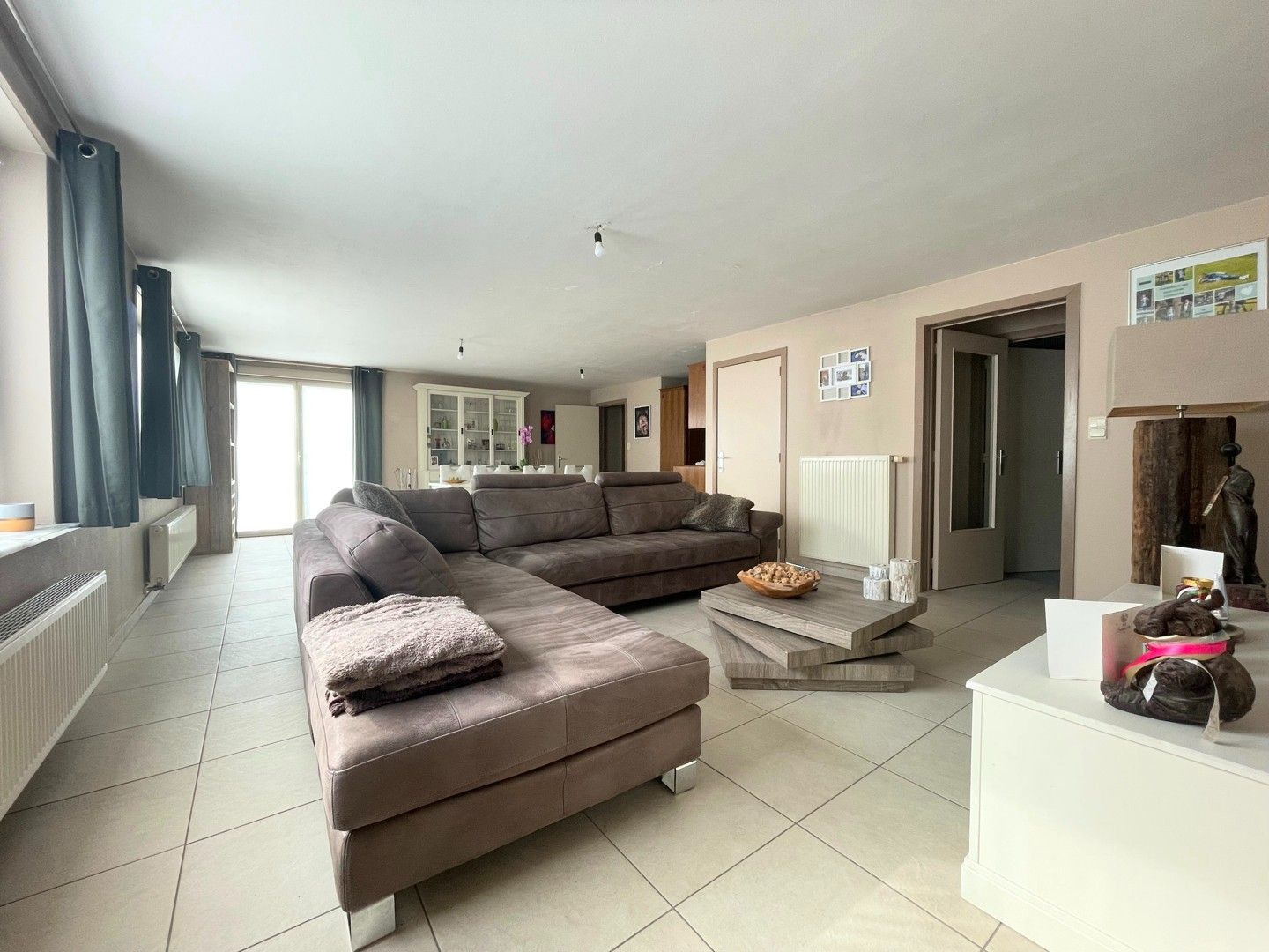 Ruim gelijkvloers appartement met 2 slaapkamers en garage te huur in centrum Zonnebeke foto 2