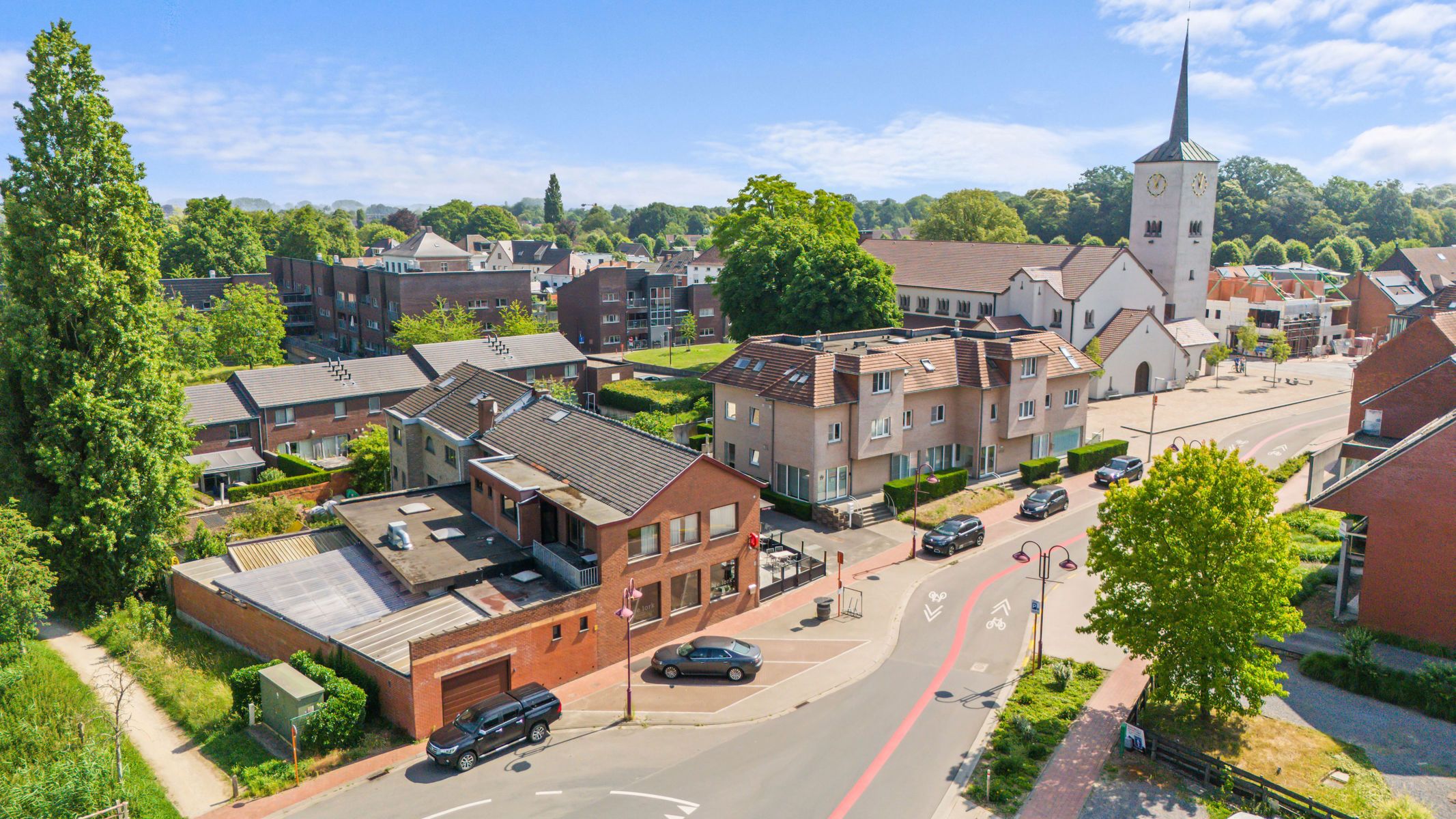 Goeddraaiend restaurant/brasserie met grote woongelegenheid foto {{pictureIndex}}