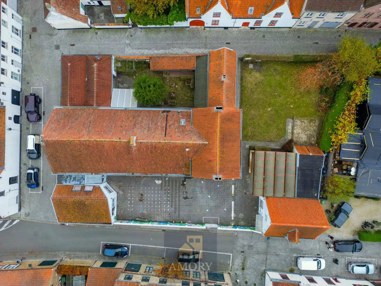 Voormalige schoolgebouwen in het centrum van Damme foto 3