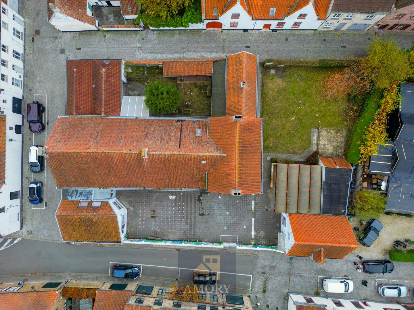 Voormalige schoolgebouwen in het centrum van Damme foto 3