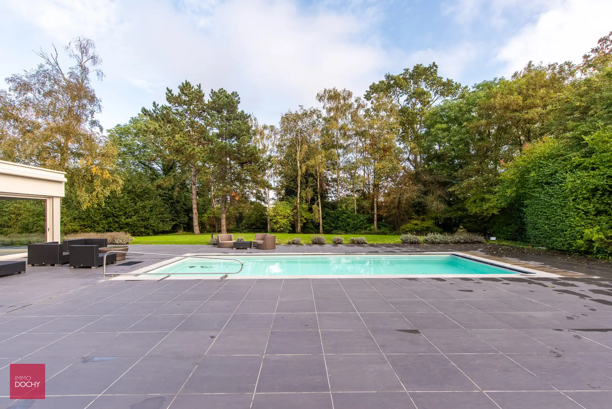 Centraal gelegen moderne ruime villa met appartement of burelen op ca. 5.664m² foto 7