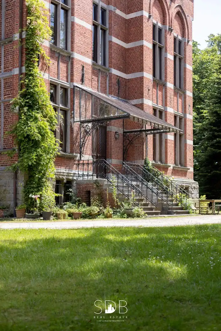 Prachtig kasteel met omringend park, weilanden en stalgebouw op circa 5hectare foto 4