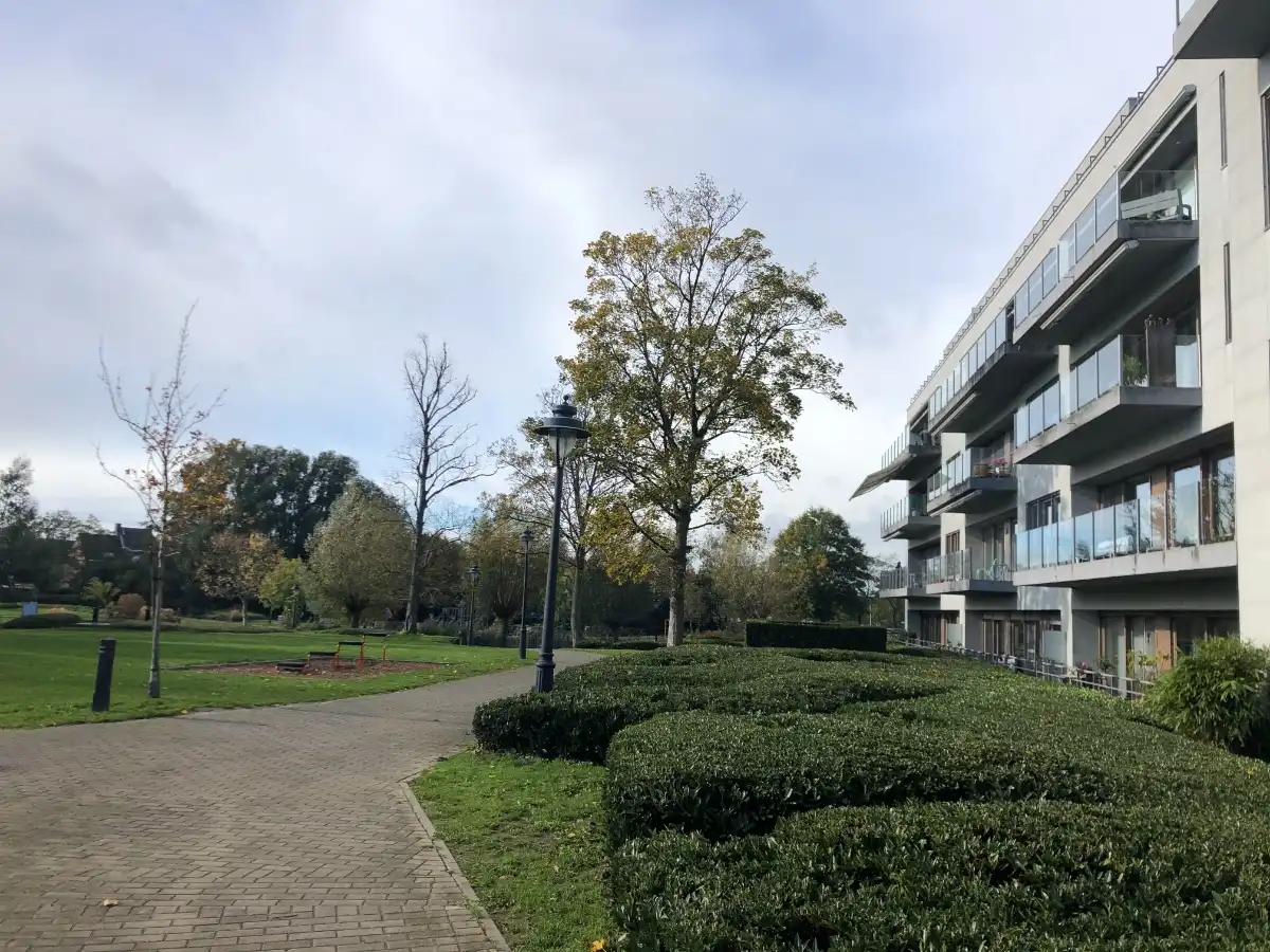 LUXE APPARTEMENT + zeer riant zongericht terras, dubbele garage & (wijn)kelder foto 8