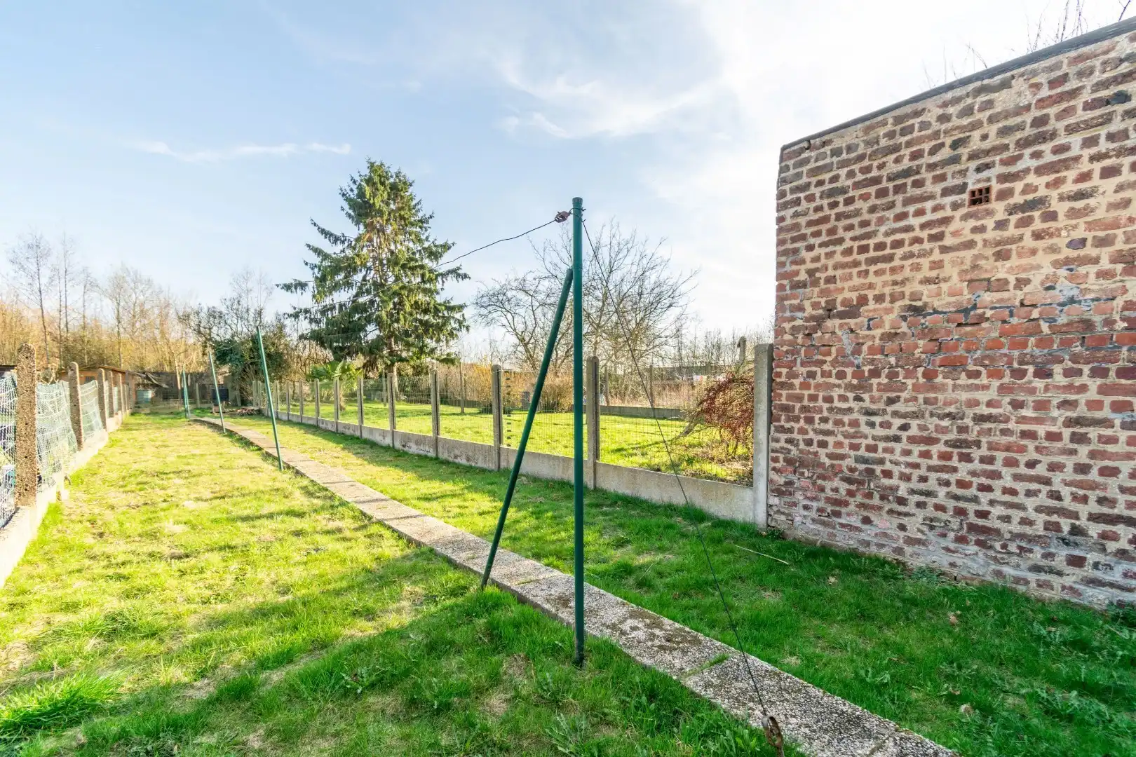 Een goed gelegen, verder af te werken rijwoning te Lot foto 2