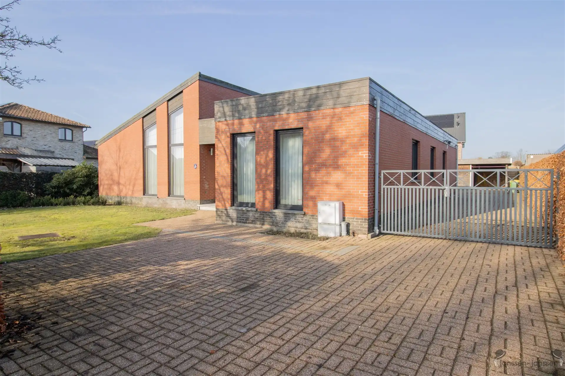 Rustig gelegen gerenoveerde (2022) gelijkvloerse woning met 4 slaapkamers op 970 m². foto 2