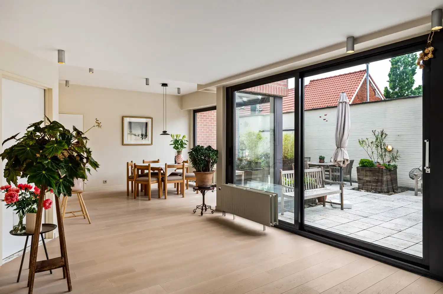 Uitzonderlijke woning met 2 garages, 6 autostaanplaatsen, 3 slaapkamers en uitgestrekt terras in Merksem. foto 14