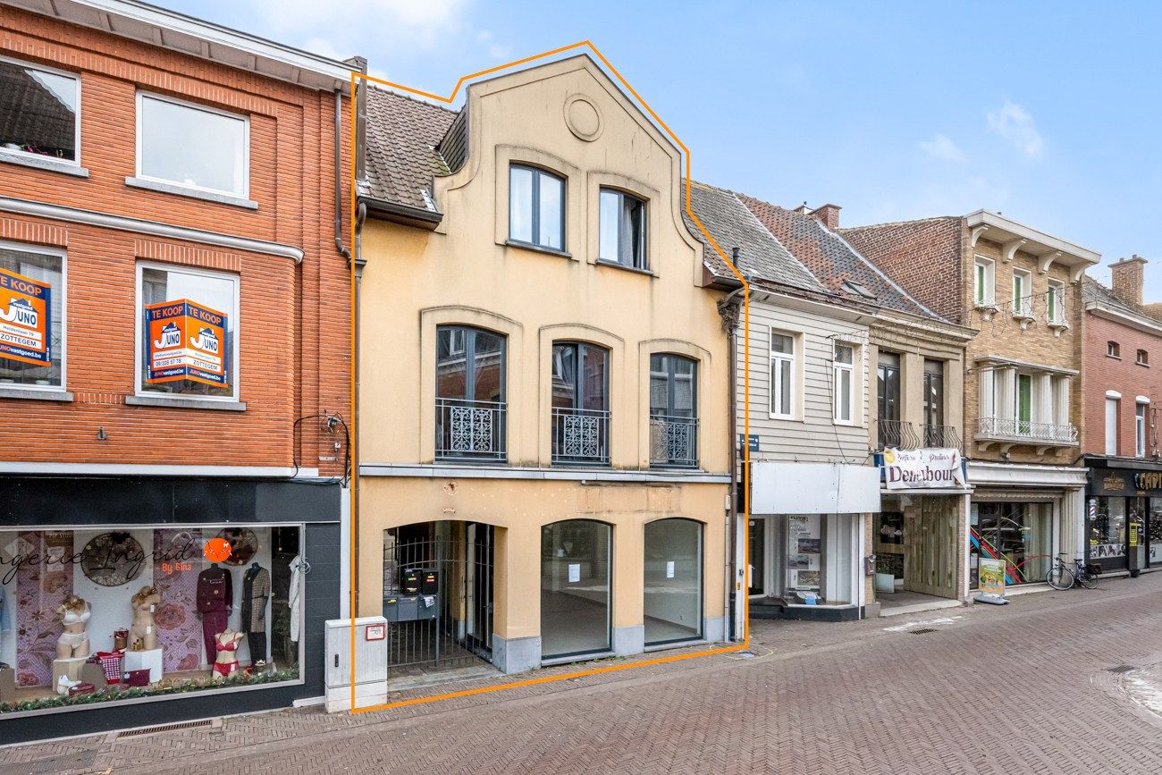 Opbrengsteigendom: commercieel pand en 2 appartementen : CENTRUM foto {{pictureIndex}}