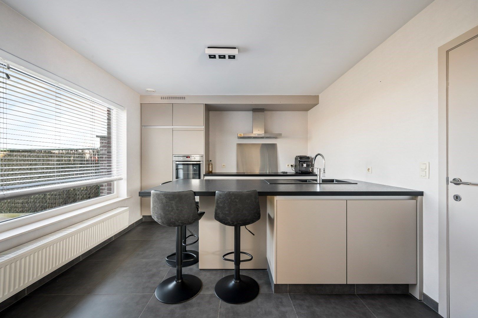 Centraal gelegen woning met 3 slaapkamers, garage en tuin. foto 8