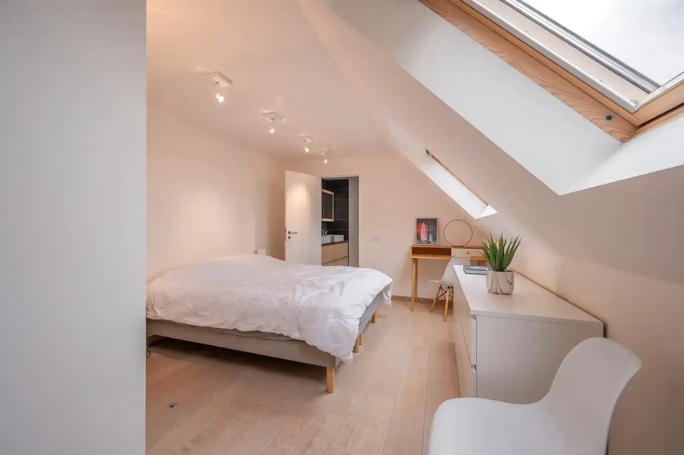 Zuidgericht en instapklaar 4-slaapkamerappartement, met 2 ruime terrassen. foto 20