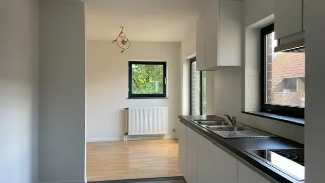 Ruim gerenoveerd appartement met 3 slaapkamers in half open bebouwing te Lier, duplex, 140m², 1 badkamer, gerenoveerd in 2026 foto 8