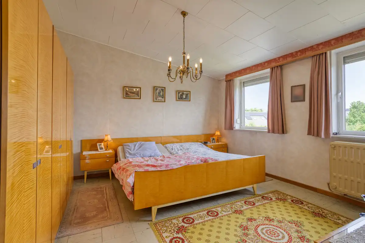 Te verfraaien woning - ruime tuin en garage foto 24