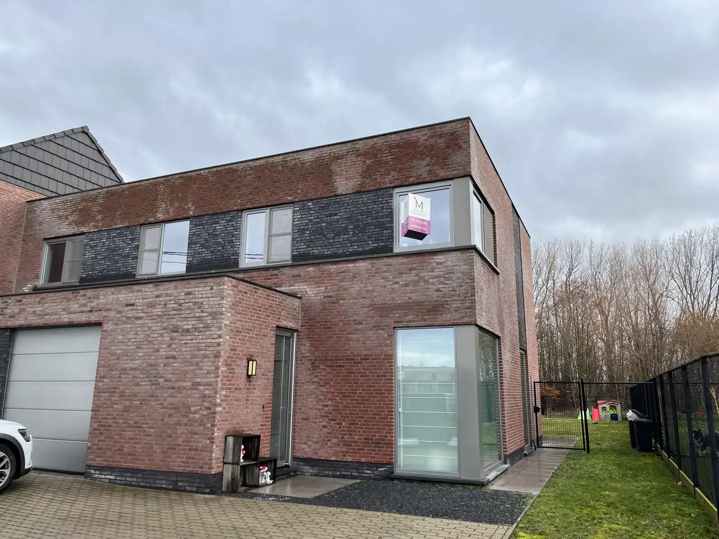 Halfopen woning met 3 slaapkamers en zonnig terras. foto {{pictureIndex}}